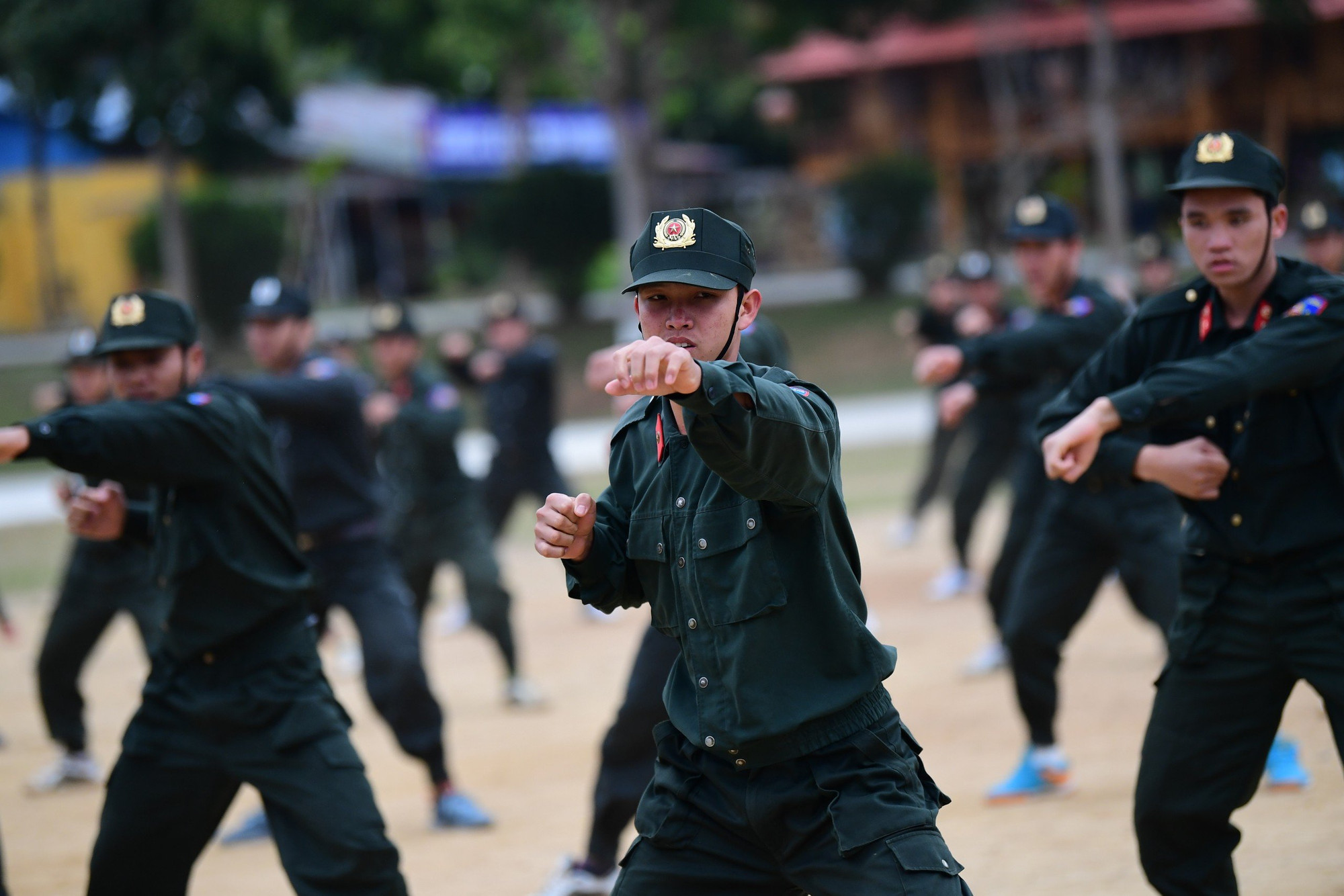 Cán bộ, chiến sĩ Trung đoàn Cảnh sát cơ động Tây Bắc rèn luyện võ thuật.