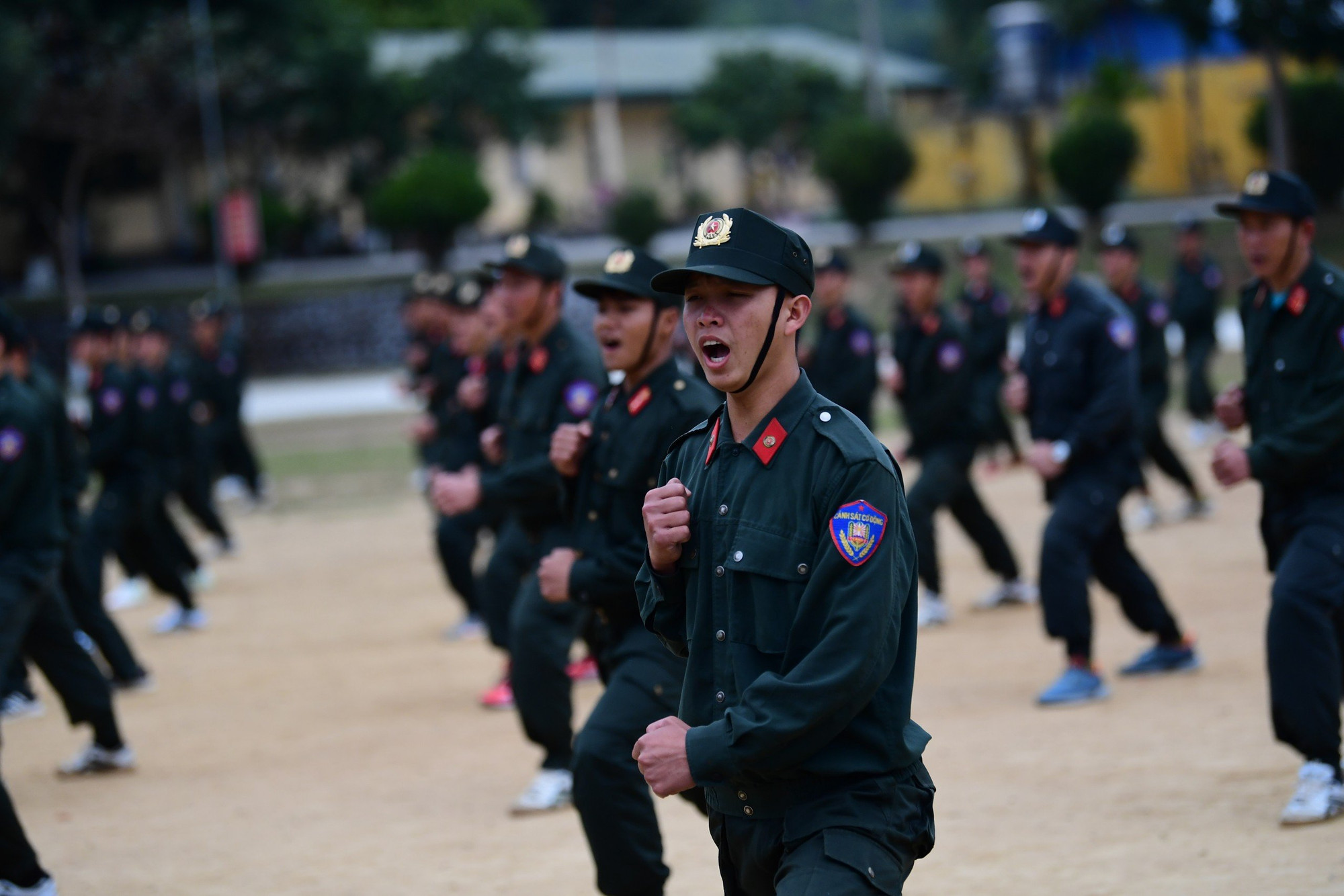 Các chiến sĩ tham gia tập luyện võ thuật tại thao trường.