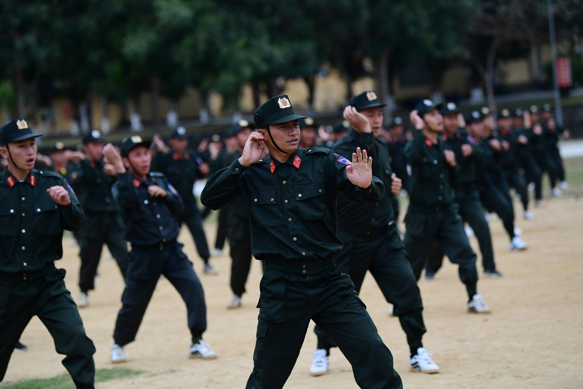 Cán bộ, chiến sĩ Trung đoàn Cảnh sát cơ động Tây Bắc rèn luyện võ thuật.