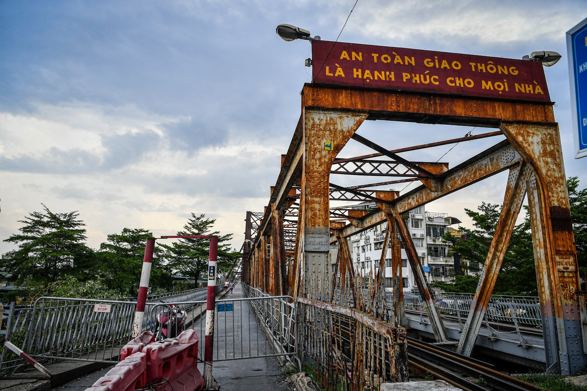 [Ảnh] Bất chấp lệnh cấm, người dân vẫn lên cầu Long Biên... dạo mát ảnh 15