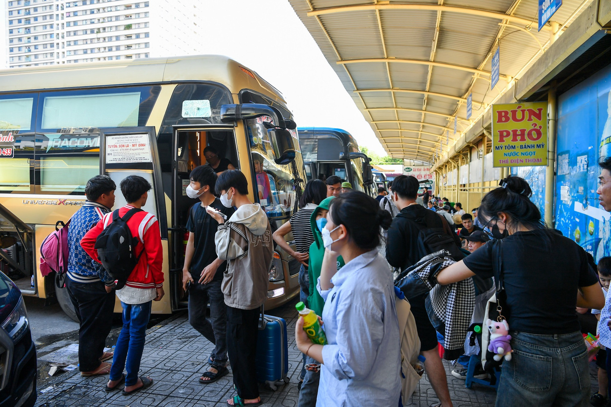 Với sự chuẩn bị kỹ lưỡng, bến xe này đã sẵn sàng đón tiếp 22.000 lượt khách mỗi ngày cao điểm, lượng hành khách tăng cao gấp 3,5 lần so với ngày thường. Với sự chuẩn bị kỹ lưỡng, bến xe này đã sẵn sàng đón tiếp 22.000 lượt khách mỗi ngày cao điểm, lượng hành khách tăng cao gấp 3,5 lần so với ngày thường.