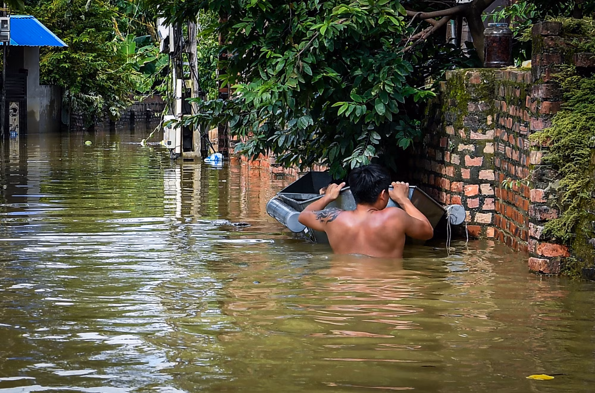 Nước sâu tới ngang ngực một người đàn ông.