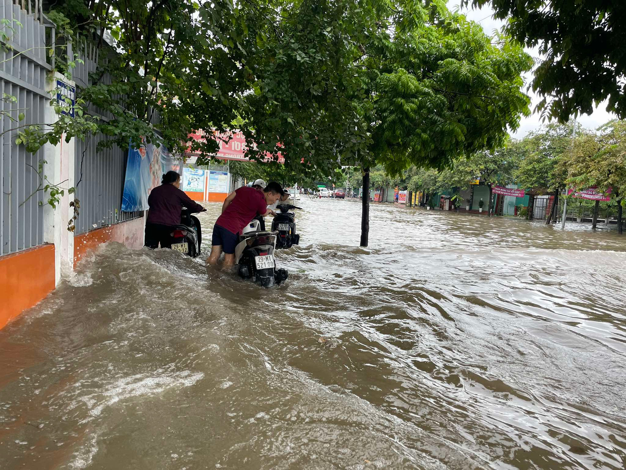 Tại Triều Khúc, nước ngập rất cao khiến các phương tiện gần như không thể di chuyển bình thường.