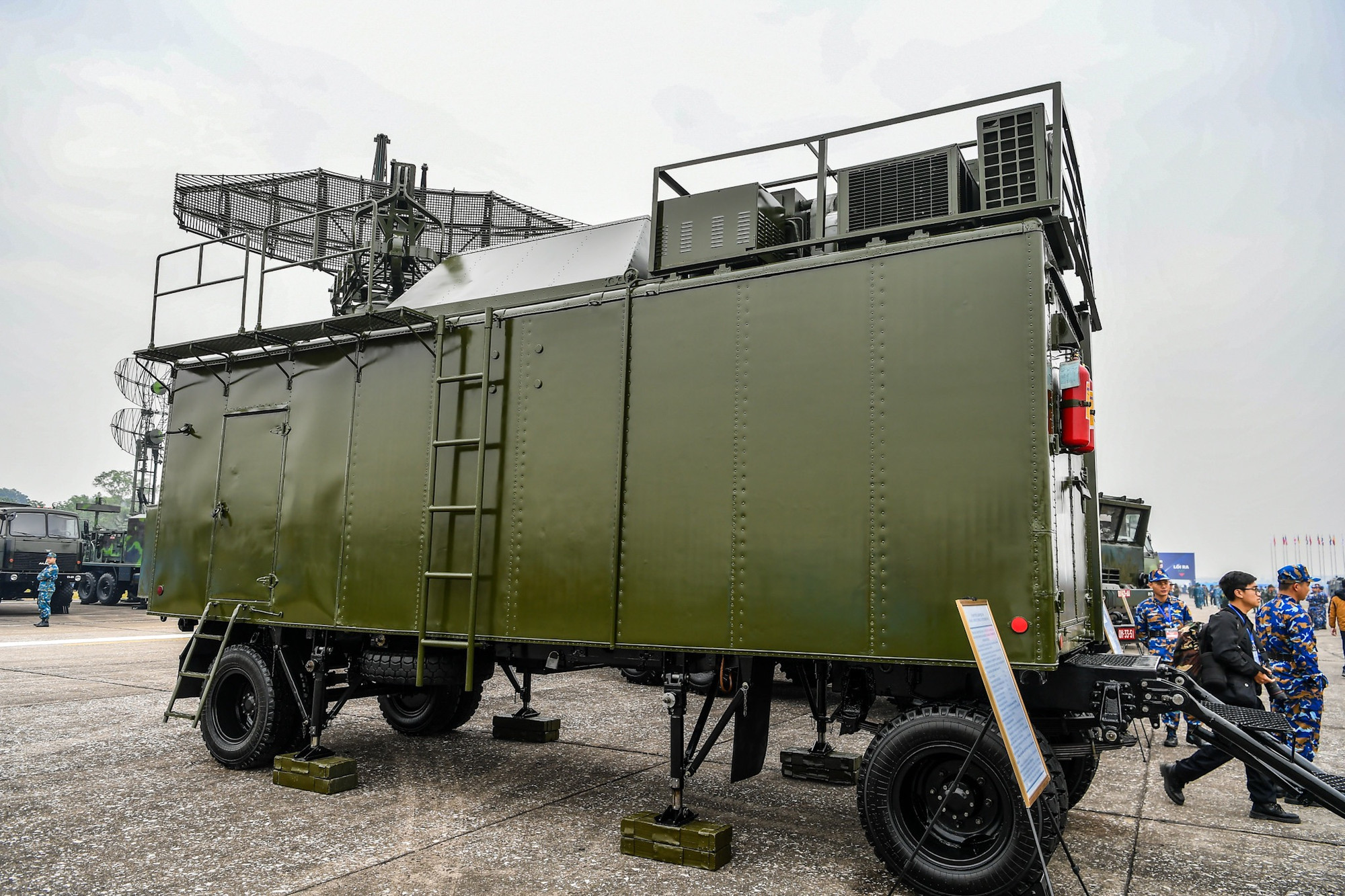 Tổ hợp bao gồm 3 thành phần: Tên lửa, bệ phóng tự hành và hệ thống đài điều khiển mặt đất.