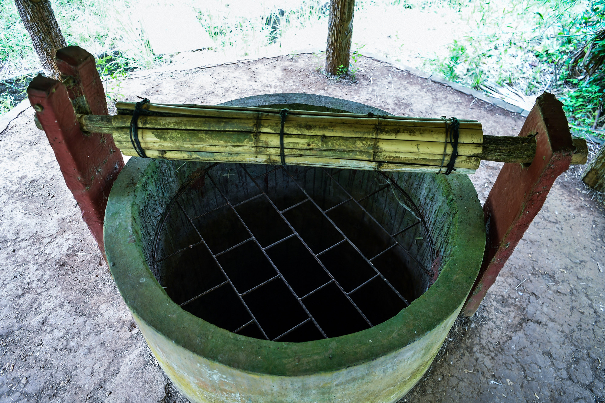 Giếng thông hơi vừa có tác dụng lưu không không khí, vừa là đường vận chuyển đất đá ra bên ngoài. Giếng thông hơi vừa có tác dụng lưu không không khí, vừa là đường vận chuyển đất đá ra bên ngoài.