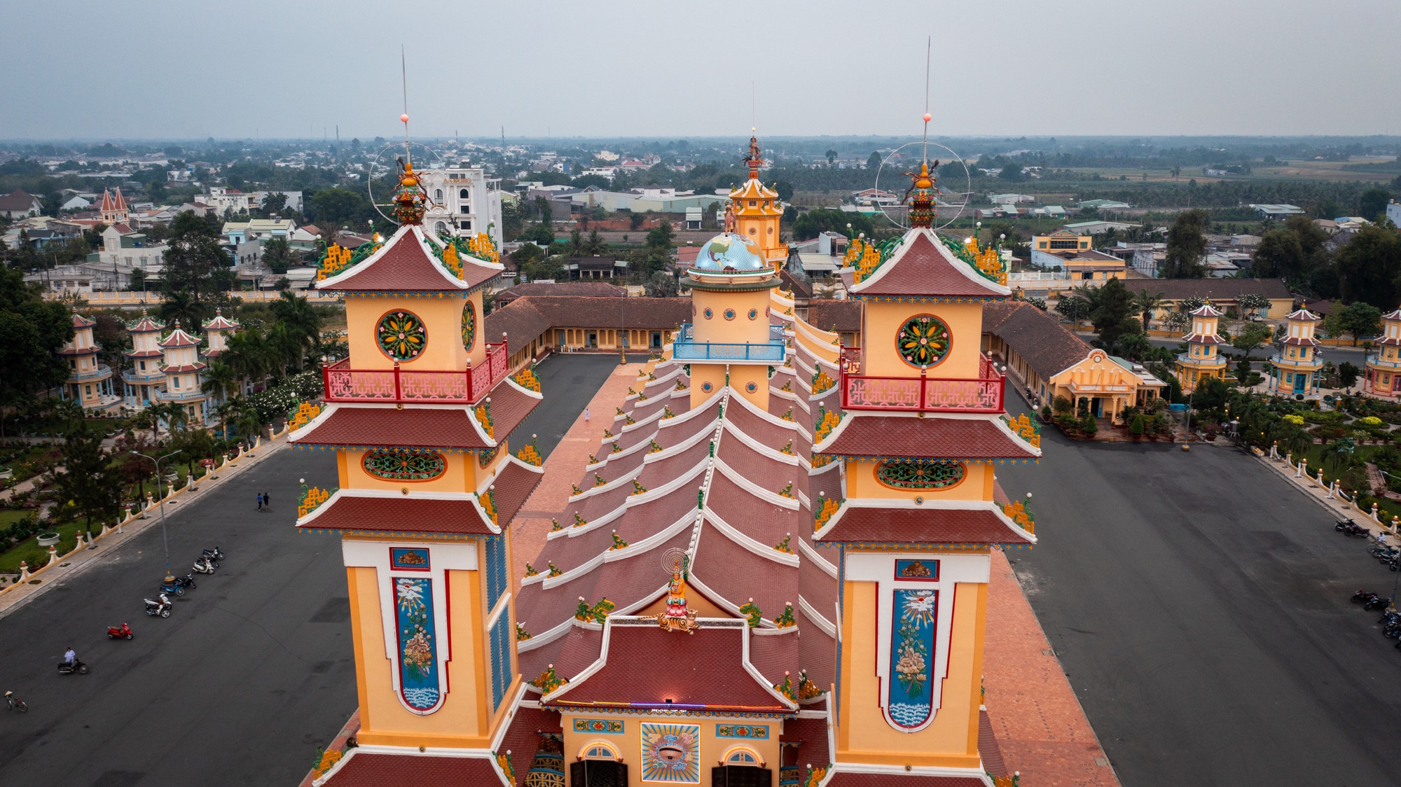 Công trình đồ sộ này được xây trong hơn 20 năm (từ năm 1926 đến năm 1947), qua 5 kỳ tạo dựng. Trong suốt thời gian xây dựng Tòa Thánh, tất cả các công đoạn đều làm bằng tay và không dựa trên bất kỳ giấy tờ, hình vẽ nào mà hoàn toàn dựa vào người lao động. Điều lạ là, rất nhiều người là nông dân chưa từng học qua trường lớp mỹ thuật nào, họ cũng không vẽ trước bản kiến trúc mà xây dựng theo sự hướng dẫn của cơ bút mà vẫn tạo tác thành công hàng chục ngàn họa tiết điêu khắc, hàng chục bức tượng đạt trình độ mỹ thuật cao. Công trình đồ sộ này được xây trong hơn 20 năm (từ năm 1926 đến năm 1947), qua 5 kỳ tạo dựng. Trong suốt thời gian xây dựng Tòa Thánh, tất cả các công đoạn đều làm bằng tay và không dựa trên bất kỳ giấy tờ, hình vẽ nào mà hoàn toàn dựa vào người lao động. Điều lạ là, rất nhiều người là nông dân chưa từng học qua trường lớp mỹ thuật nào, họ cũng không vẽ trước bản kiến trúc mà xây dựng theo sự hướng dẫn của cơ bút mà vẫn tạo tác thành công hàng chục ngàn họa tiết điêu khắc, hàng chục bức tượng đạt trình độ mỹ thuật cao.