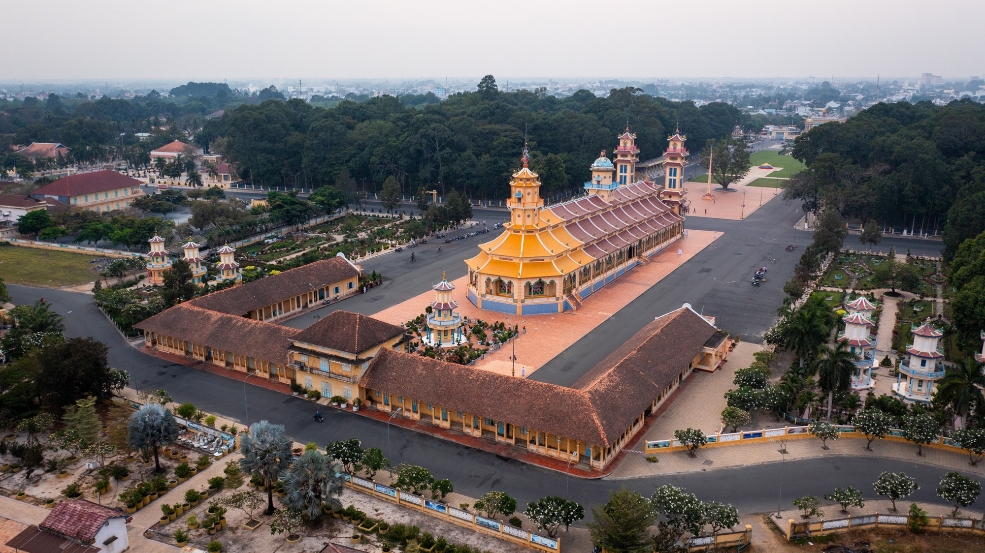 Tòa Thánh Tây Ninh còn được người dân địa phương gọi với cái tên thân thuộc là Đền Thánh. Công trình tọa lạc tại đường Phạm Hộ Pháp, thị trấn Hòa Thành, tỉnh Tây Ninh, cách thành phố Tây Ninh khoảng 5km về phía Đông Nam và cách Thành phố Hồ Chí Minh khoảng 100km về phía Tây. Tòa Thánh Tây Ninh còn được người dân địa phương gọi với cái tên thân thuộc là Đền Thánh. Công trình tọa lạc tại đường Phạm Hộ Pháp, thị trấn Hòa Thành, tỉnh Tây Ninh, cách thành phố Tây Ninh khoảng 5km về phía Đông Nam và cách Thành phố Hồ Chí Minh khoảng 100km về phía Tây.