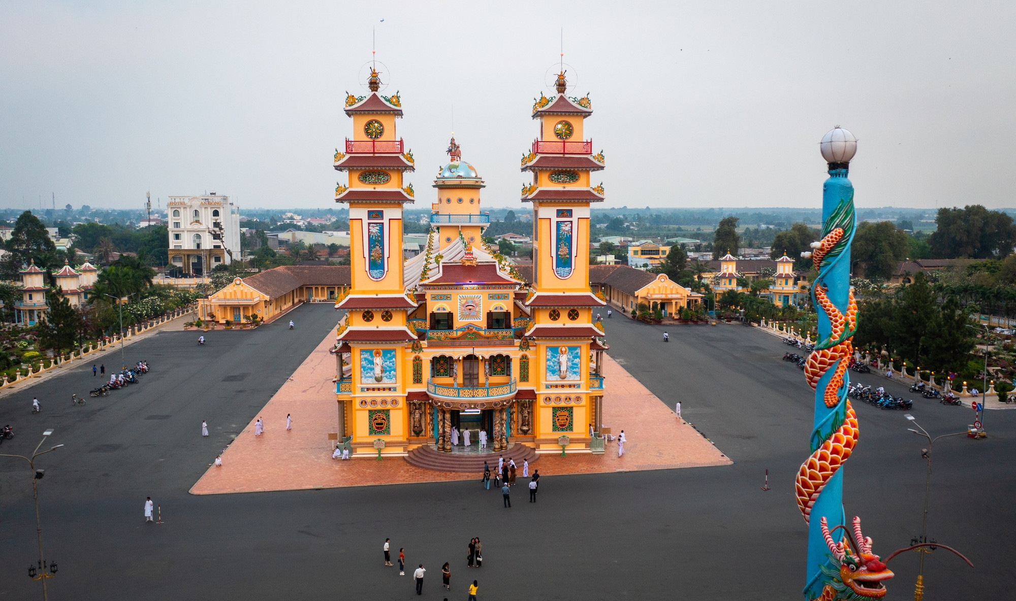 Trung tâm của cụm công trình này là Tòa Thánh dài 135m, rộng 27m. Cửa chính hướng về phía Tây với tam đài cao 36m, hiệp thiên đài (hai lầu chuông và trống) cao 27m, nghinh phong đài, cửu trùng đài và bát quái đài cao 36m. Có rất nhiều phần công trình trong Tòa Thánh được xây theo kích thước là những bội số căn bản của 9. Trung tâm của cụm công trình này là Tòa Thánh dài 135m, rộng 27m. Cửa chính hướng về phía Tây với tam đài cao 36m, hiệp thiên đài (hai lầu chuông và trống) cao 27m, nghinh phong đài, cửu trùng đài và bát quái đài cao 36m. Có rất nhiều phần công trình trong Tòa Thánh được xây theo kích thước là những bội số căn bản của 9.