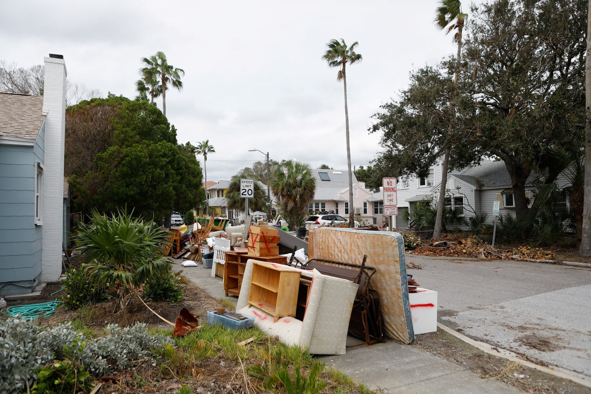 [Ảnh] Người dân bang Florida (Mỹ) khẩn trương chuẩn bị đón siêu bão Milton ảnh 8