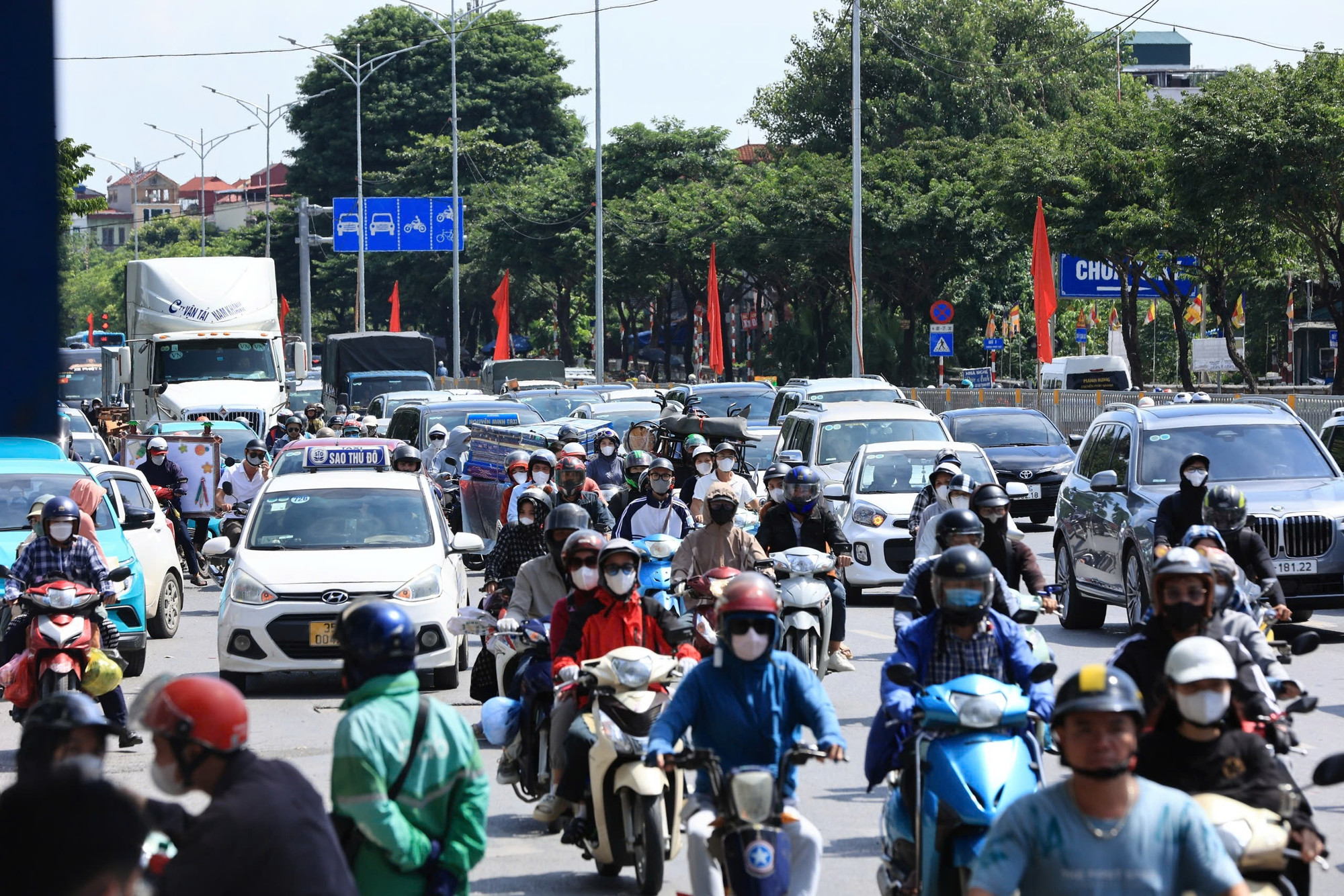 Ít phút sau, các tuyến đường lân cận như Ngọc Hồi, Giải Phóng... đã ken đầy xe...