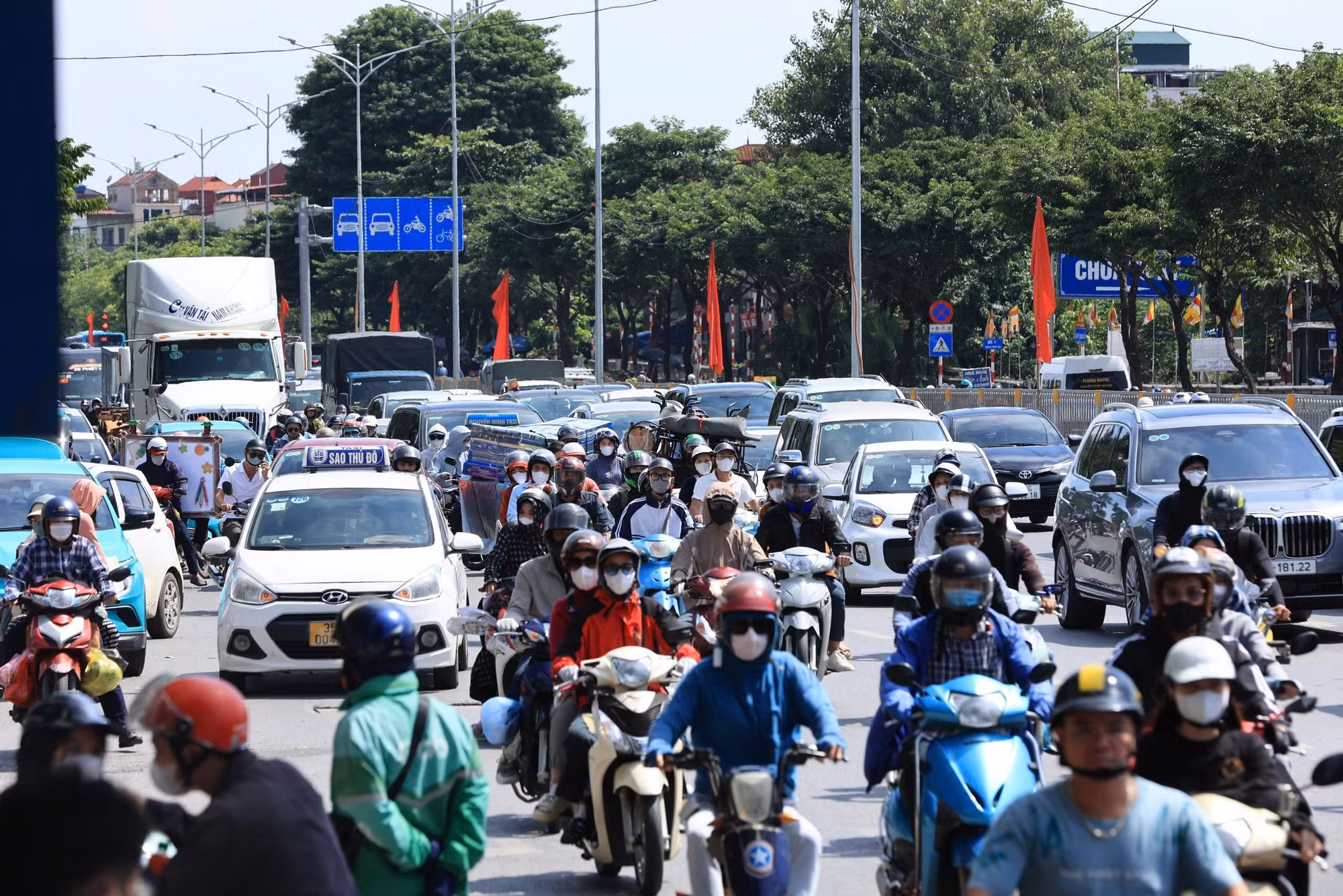 Ít phút sau, các tuyến đường lân cận như Ngọc Hồi, Giải Phóng... đã ken đầy xe...