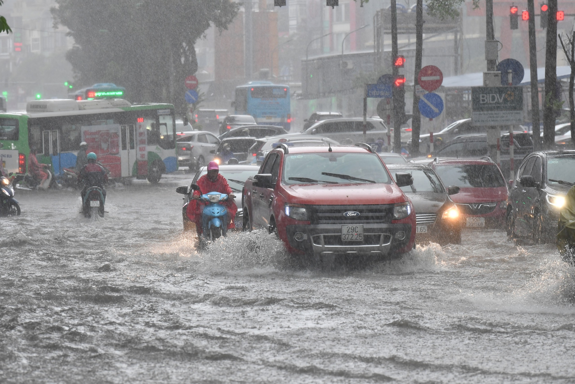 Mưa gây ngập úng trên phố Kim Mã.