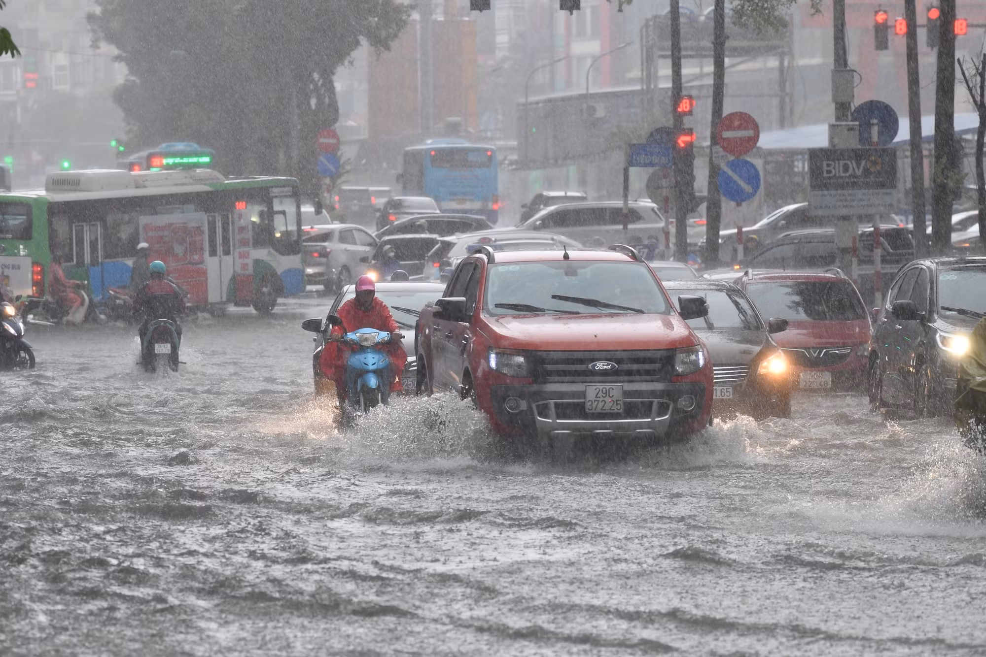 Mưa gây ngập úng trên phố Kim Mã.