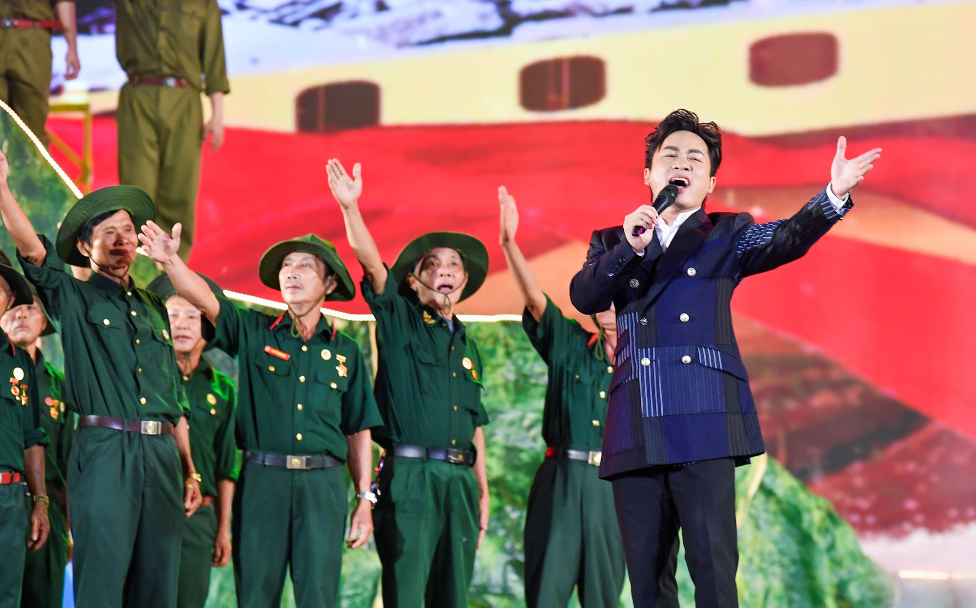 Ca sĩ Tùng Dương biểu diễn nhạc khúc Bài ca không quên tại chương trình Vĩ tuyến 17 - Khát vọng hòa bình.