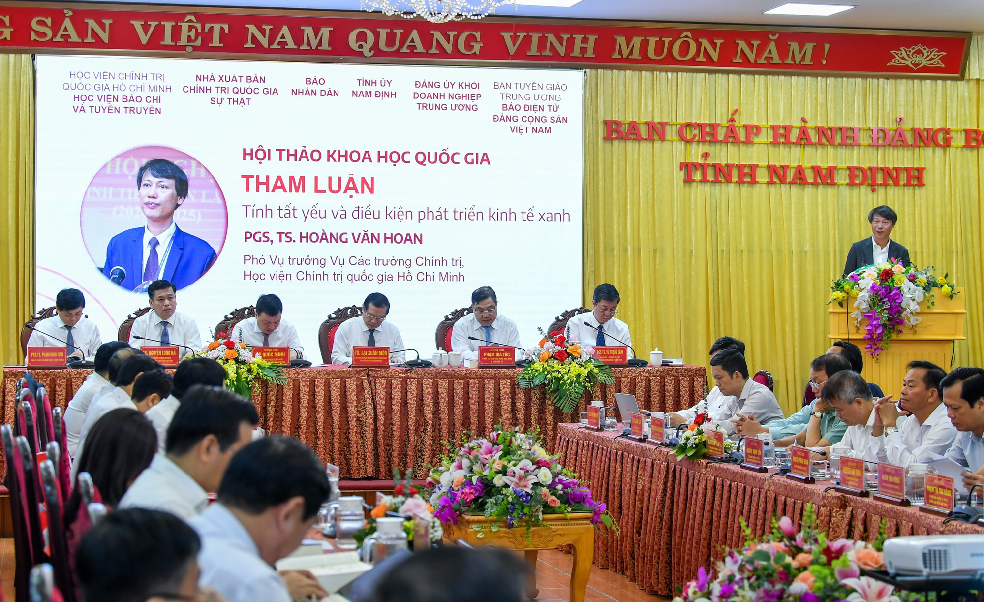 PGS. TS Hoàng Văn Hoan trình bày tham luận tại hội thảo.