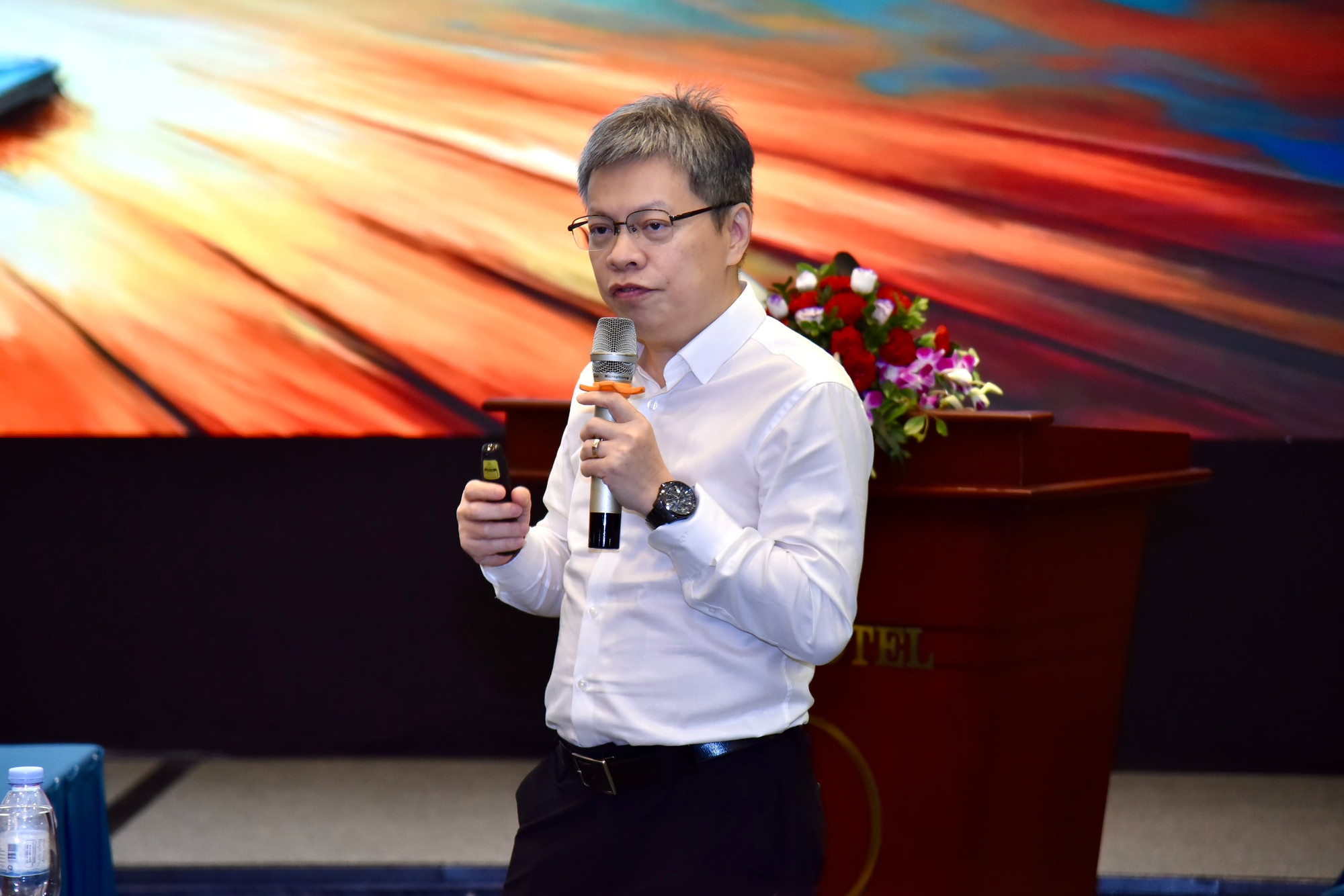 Nhà báo Lê Quốc Vinh chia sẻ tại phiên họp chuyên đề Mô hình kinh tế báo chí đặc thù tại Việt Nam.