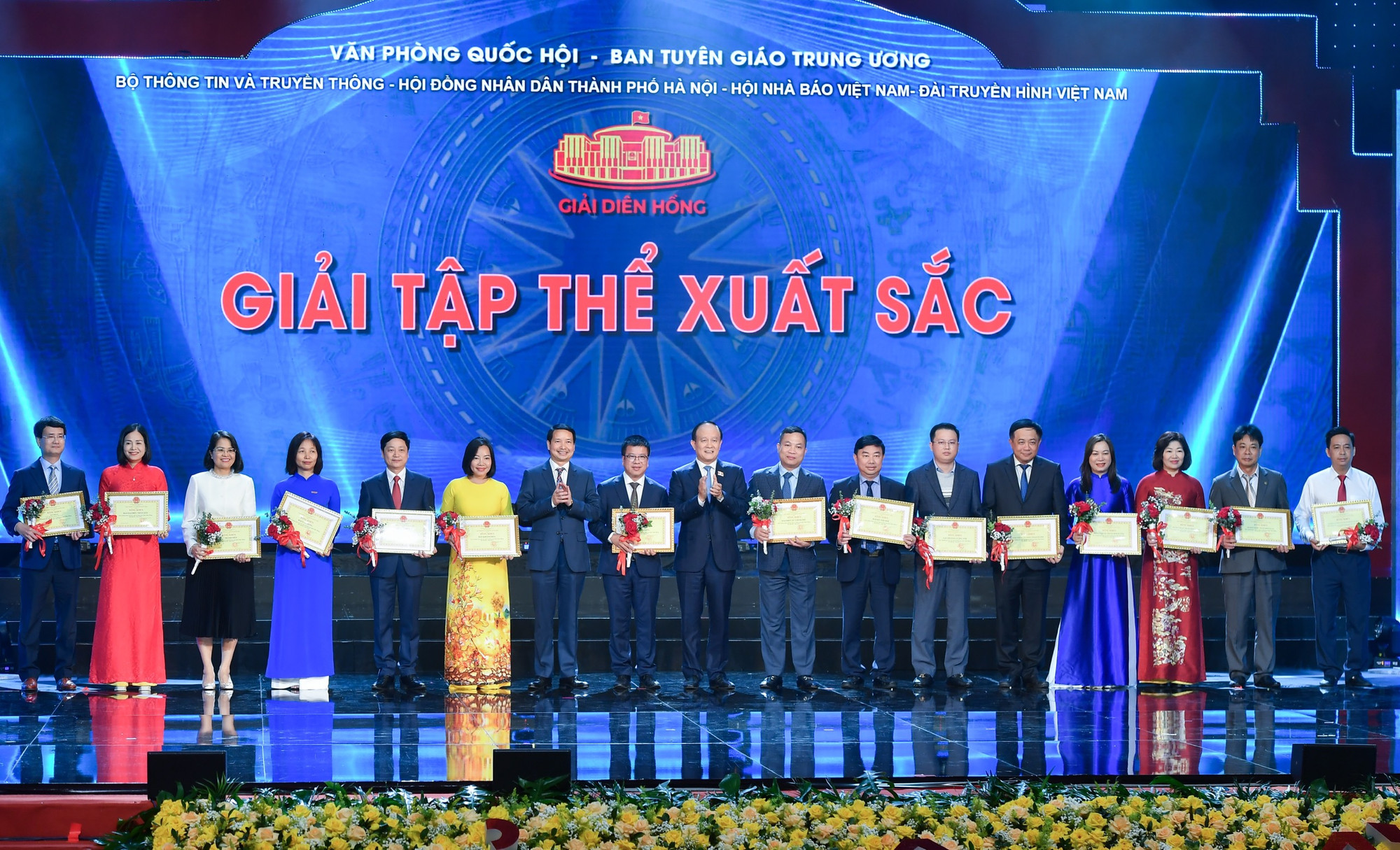 Đồng chí Nguyễn Ngọc Tuấn, Chủ tịch Hội đồng nhân dân thành phố Hà Nội và đồng chí Phạm Thái Hà, Phó Chủ nhiệm Văn phòng Quốc hội, Trợ lý Chủ tịch Quốc hội trao Bằng khen cho 15 tập thể xuất sắc có nhiều đóng góp cho Giải Diên Hồng lần thứ hai.