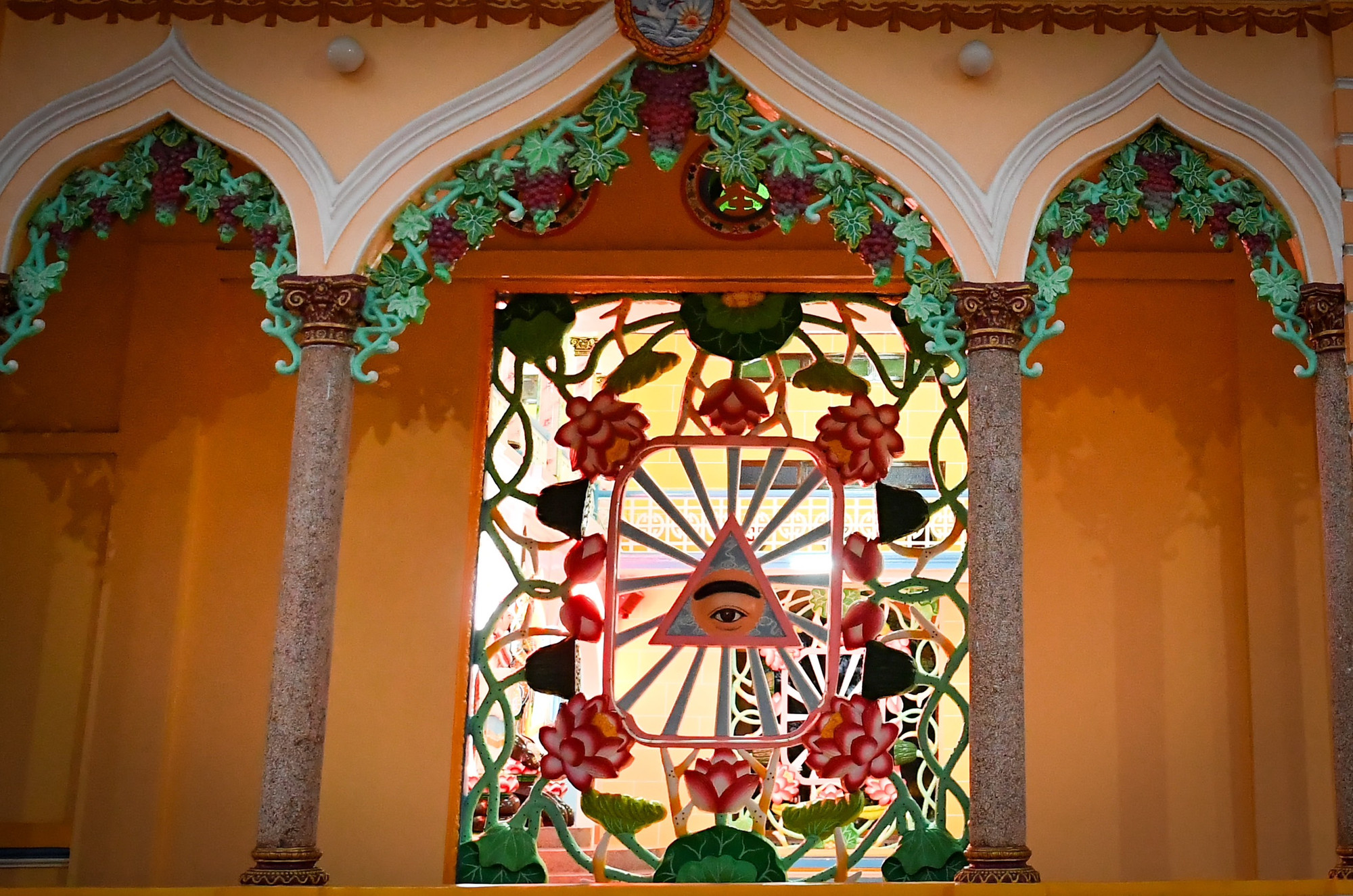 Hình tượng con mắt Thiên nhãn tại Tòa Thánh Tây Ninh. Hình tượng con mắt Thiên nhãn tại Tòa Thánh Tây Ninh.