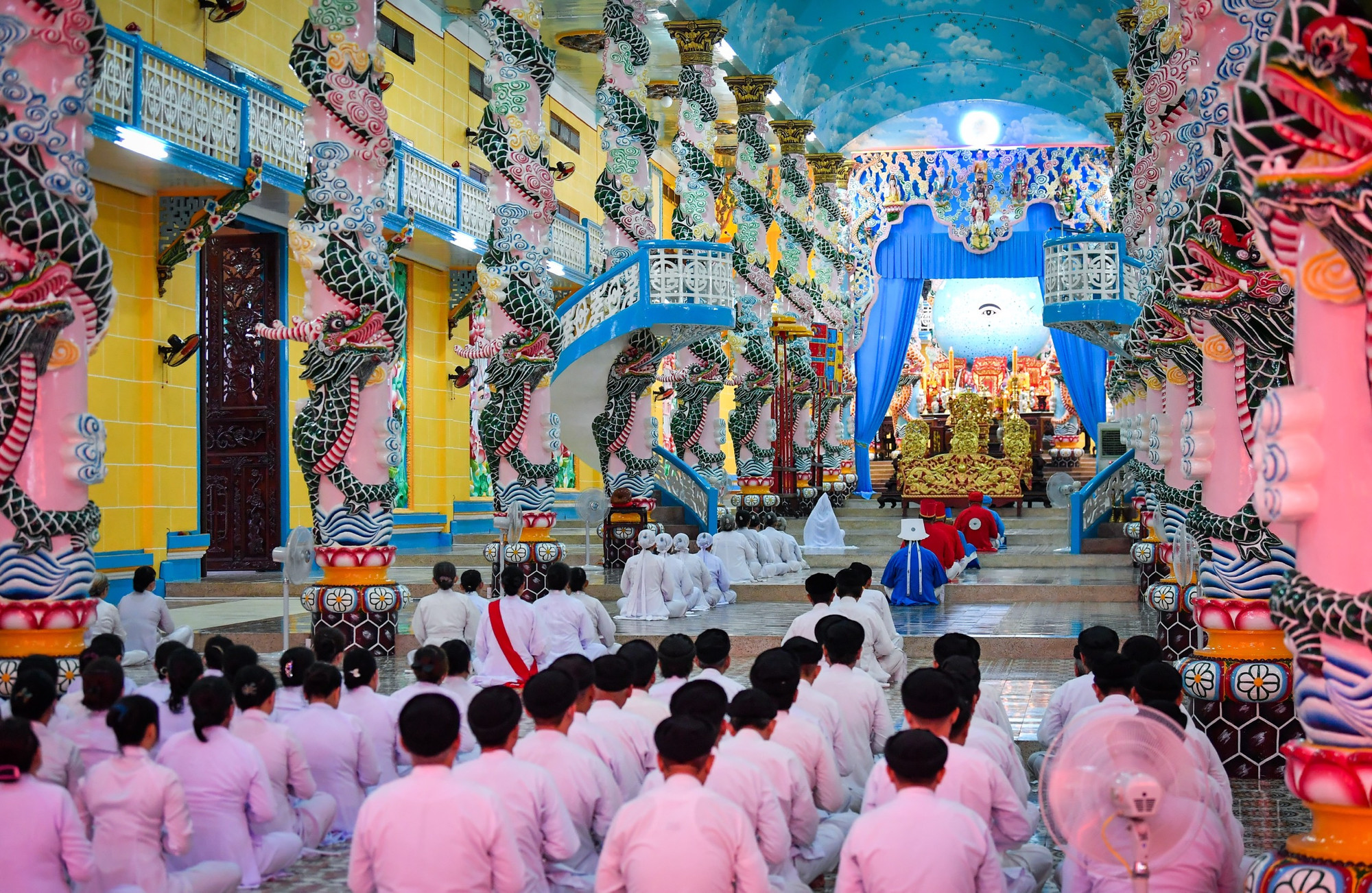 Vào giờ cử hành thánh lễ, chỉ có người theo đạo Cao Đài mới được đi vào khu vực đại điện. Vào giờ cử hành thánh lễ, chỉ có người theo đạo Cao Đài mới được đi vào khu vực đại điện.