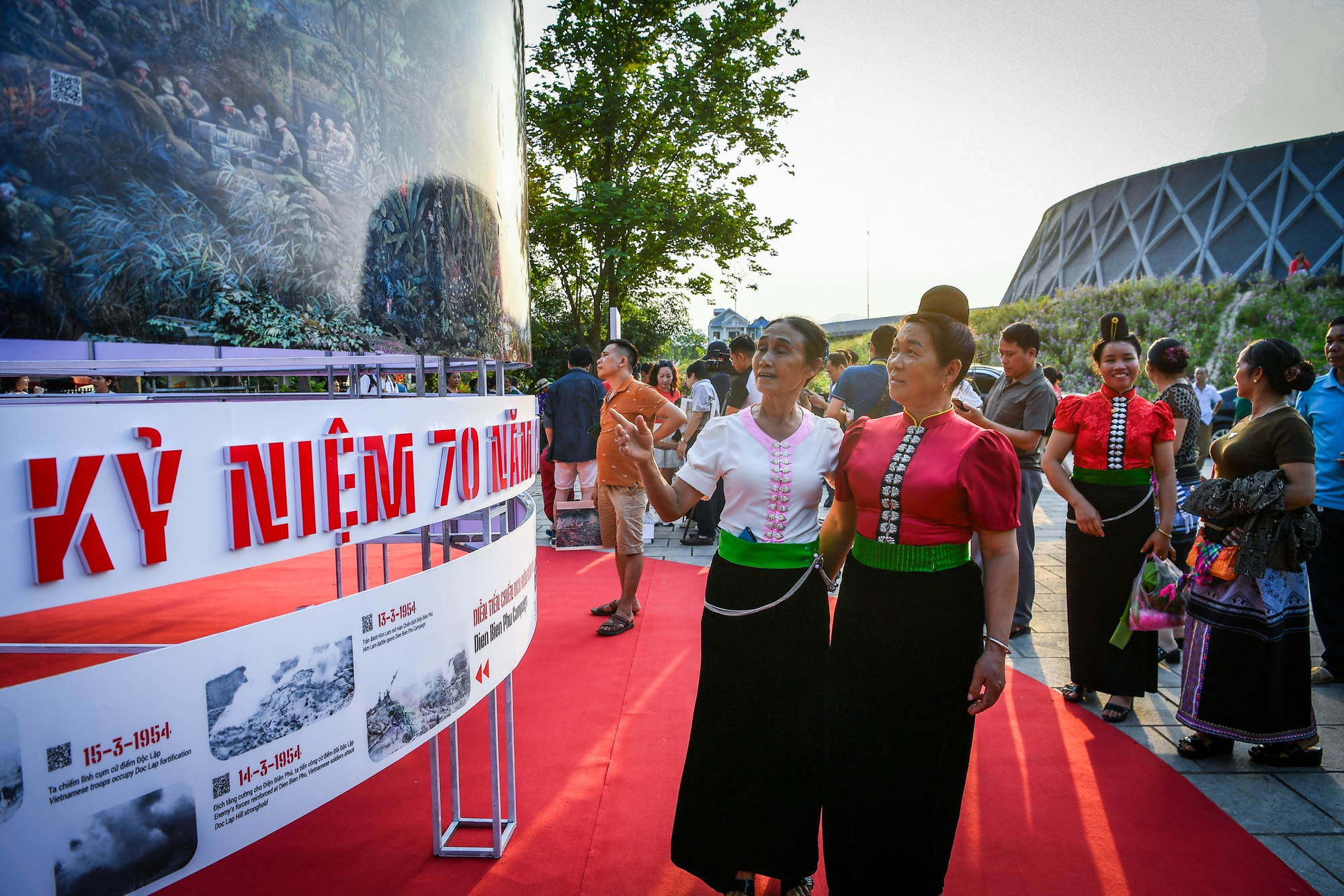 Khách tham quan có thể chiêm ngưỡng bức tranh panorama bao quanh hình tròn đường kính 5,5 mét, chiều cao hơn 3 mét và trải nghiệm công nghệ thực tế tăng cường với mô hình tranh panorama 360 độ.