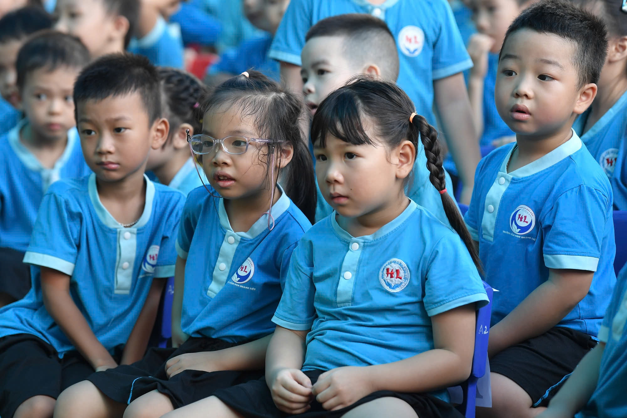 "Ủy ban nhân dân các cấp thành phố, quận đã luôn quan tâm, bảo đảm chỉ tiêu số lượng, không bị áp lực về sĩ số. Nhà trường chuẩn bị chu đáo phổ biến tới phụ huynh, học sinh. Các con được đến trường, giáo viên thực hiện công tác giảng dạy trong năm 2024-2025 được tốt nhất. Chúng tôi hy vọng mong muốn các cấp có sự đầu tư hơn cho việc xây dựng cơ sở vật chất, trường công lập…", bà Hương bày tỏ.