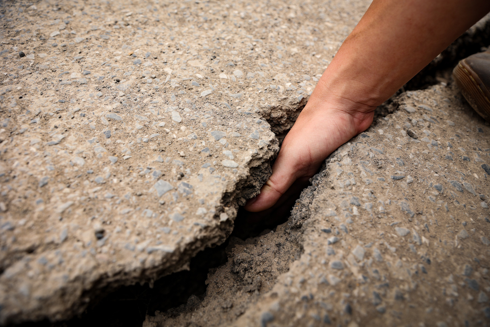 [Ảnh] Lại xuất hiện nhiều vết nứt sâu dọc mặt đê Âu Cơ ảnh 3