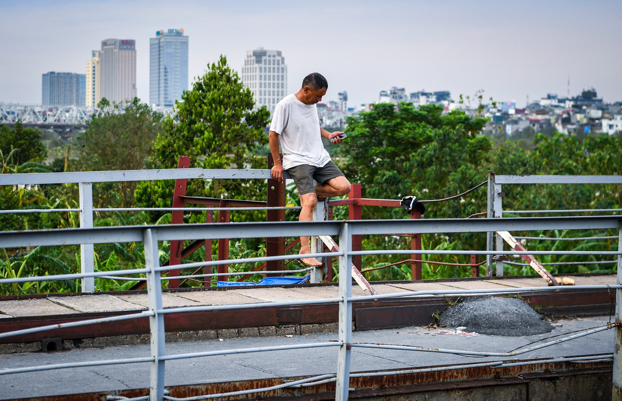 [Ảnh] Bất chấp lệnh cấm, người dân vẫn lên cầu Long Biên... dạo mát ảnh 11