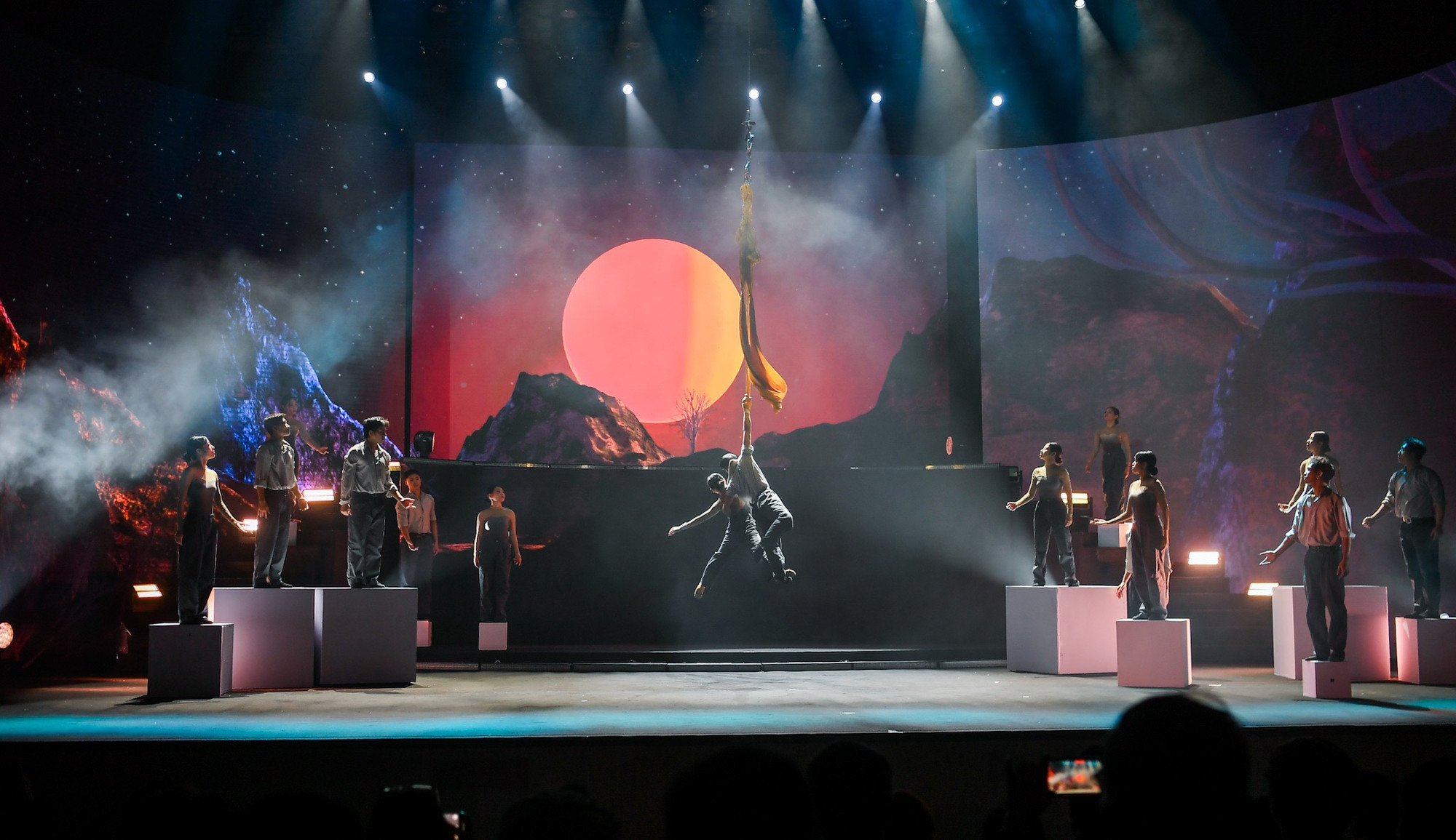 Khán giả tới dự Gala Human Act Prize 2024 cũng được thưởng thức nhiều tiết mục nghệ thuật đặc sắc, được dàn dựng vô cùng công phu.