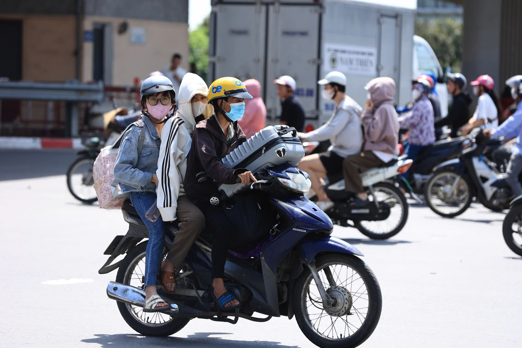 Nhiều phương tiện thậm chí chở quá người quy định.