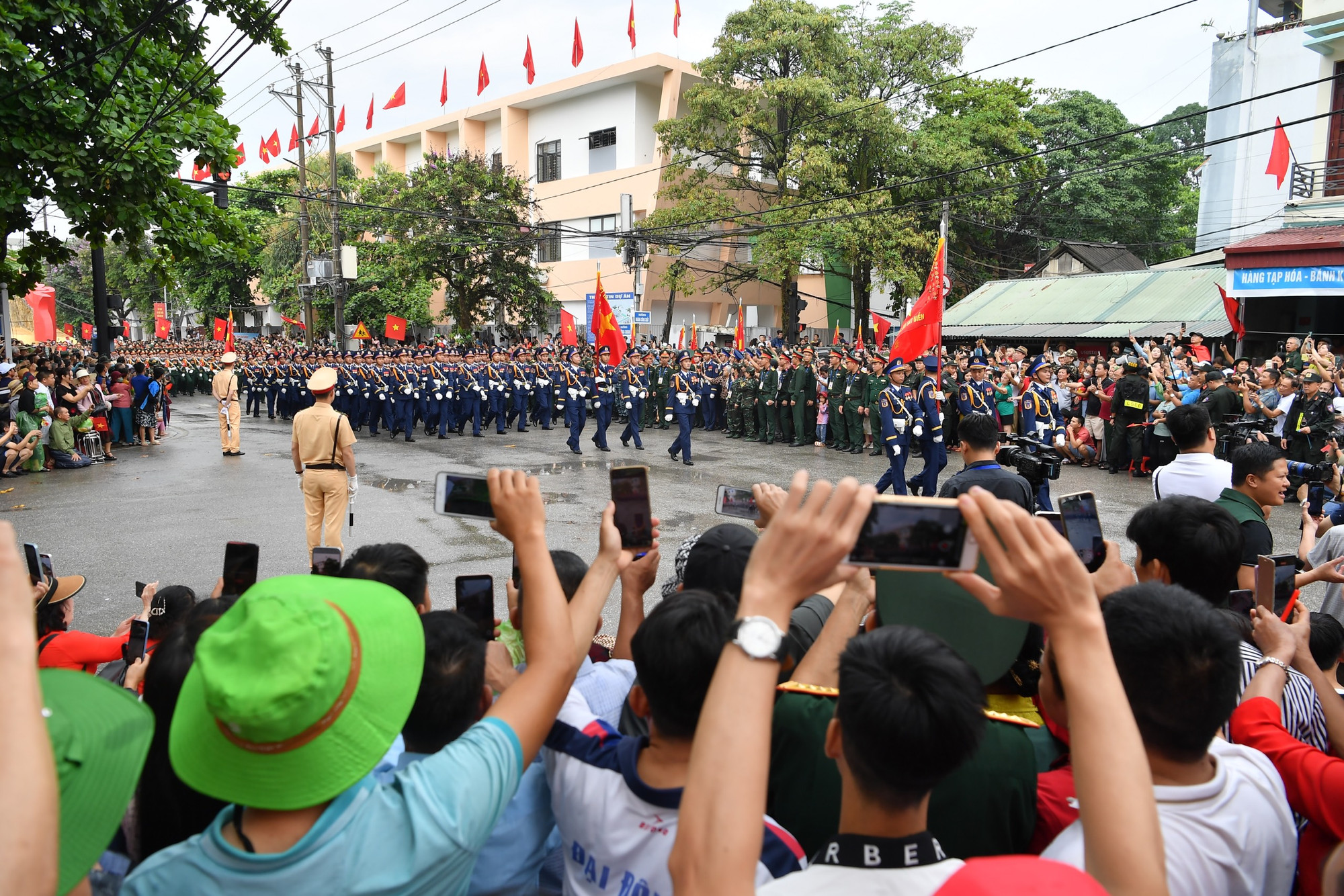 Ngay khi các khối diễu hành đi qua, người dân và du khách tại thành phố Điện Biên Phủ vô cùng hào hứng.