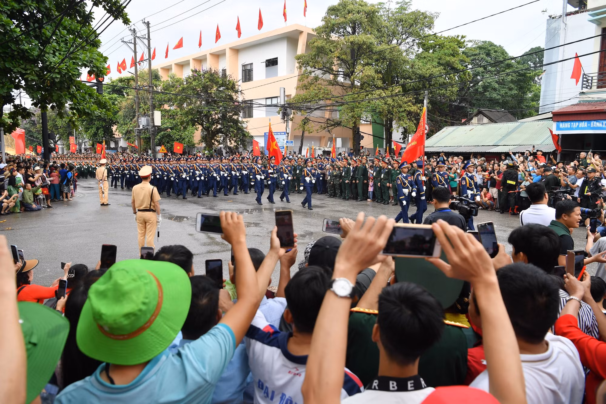 Ngay khi các khối diễu hành đi qua, người dân và du khách tại thành phố Điện Biên Phủ vô cùng hào hứng.