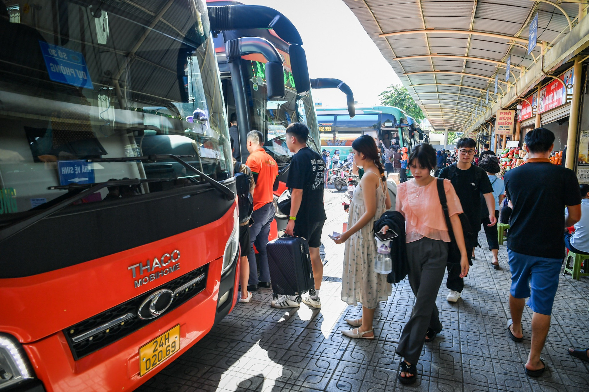 Đại diện bến xe Mỹ Đình cho hay, đơn vị đã chuẩn bị tăng cường trên 400 xe ô tô chở khách nhằm phục vụ đợt nghỉ lễ Quốc khánh 2/9. Đại diện bến xe Mỹ Đình cho hay, đơn vị đã chuẩn bị tăng cường trên 400 xe ô tô chở khách nhằm phục vụ đợt nghỉ lễ Quốc khánh 2/9.