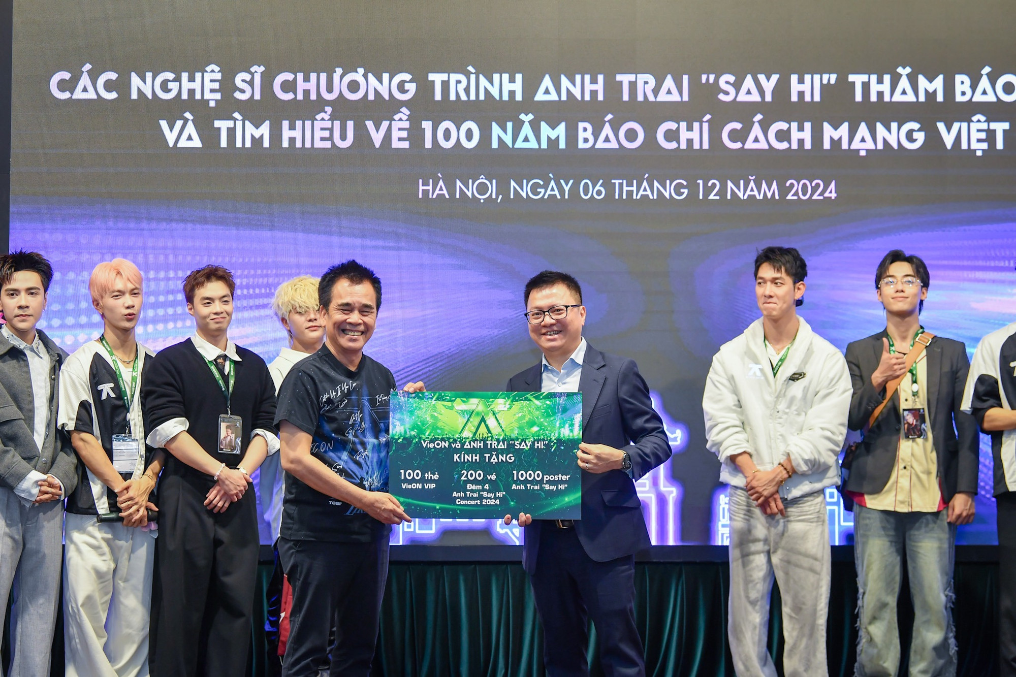 Trong chuyến thăm Báo Nhân Dân, Đại diện DatVietVAC và chương trình “Anh trai say hi” cũng đã trao tặng vé mời xem concert “Anh trai say hi” ngày 9/12, poster “Anh trai say hi”, thẻ VieON và giao lưu với các bạn đọc trẻ Báo Nhân Dân.