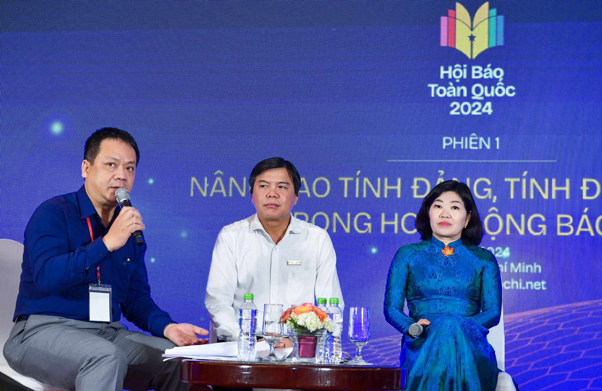 Nhà báo Song Hà điều hành phần hỏi đáp. Nhà báo Song Hà điều hành phần hỏi đáp.