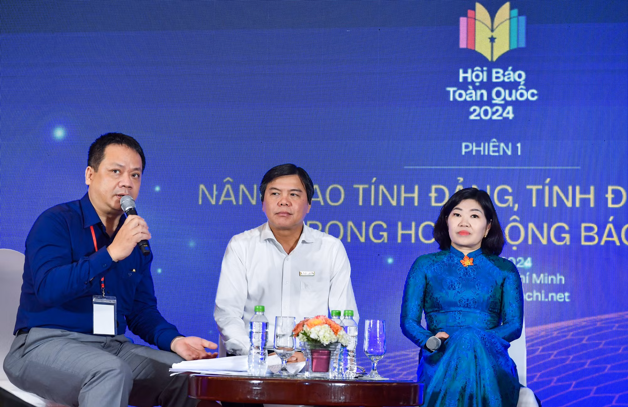 Nhà báo Song Hà điều hành phần hỏi đáp.