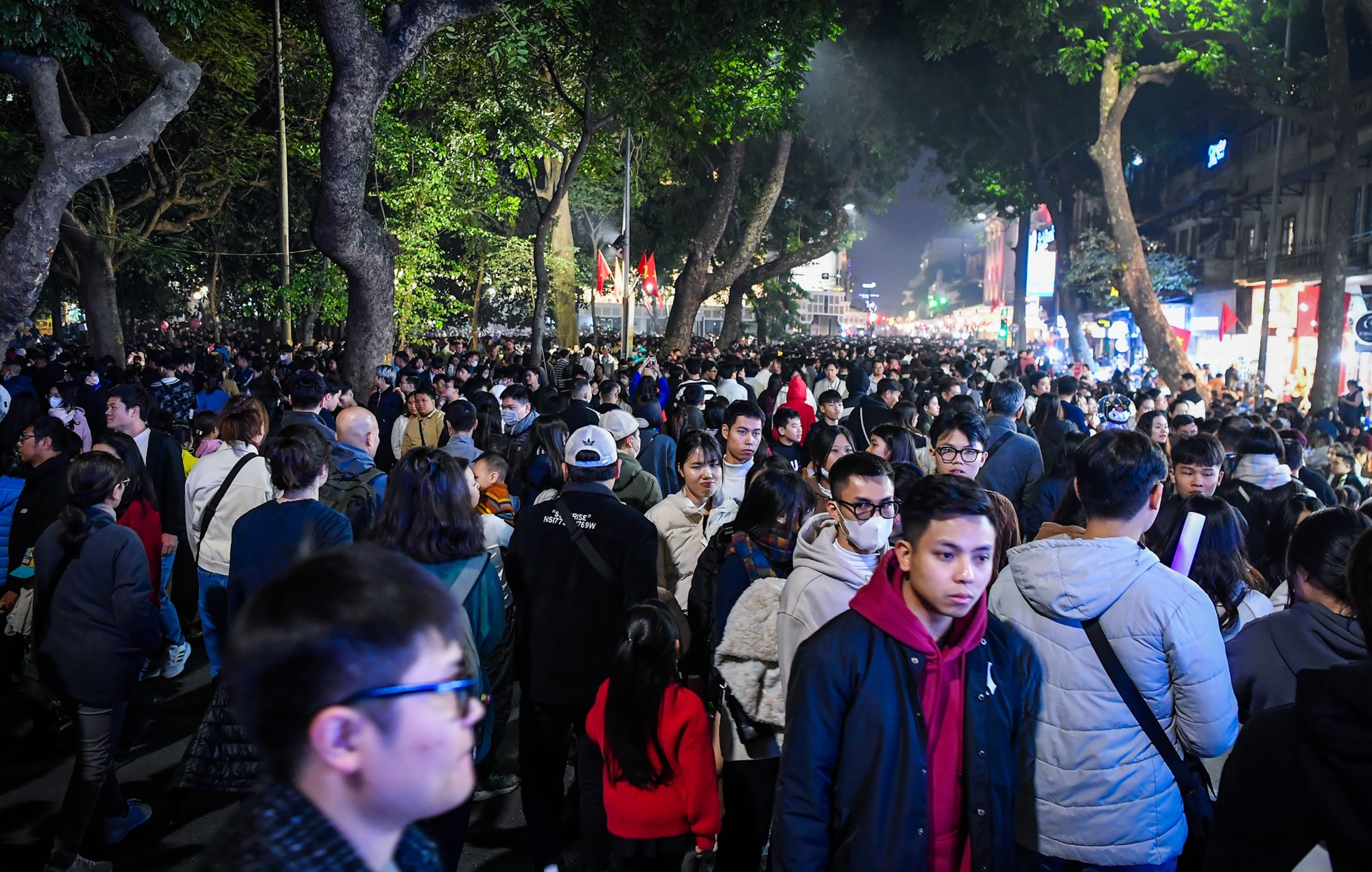 Các tuyến phố đông nghịt người.