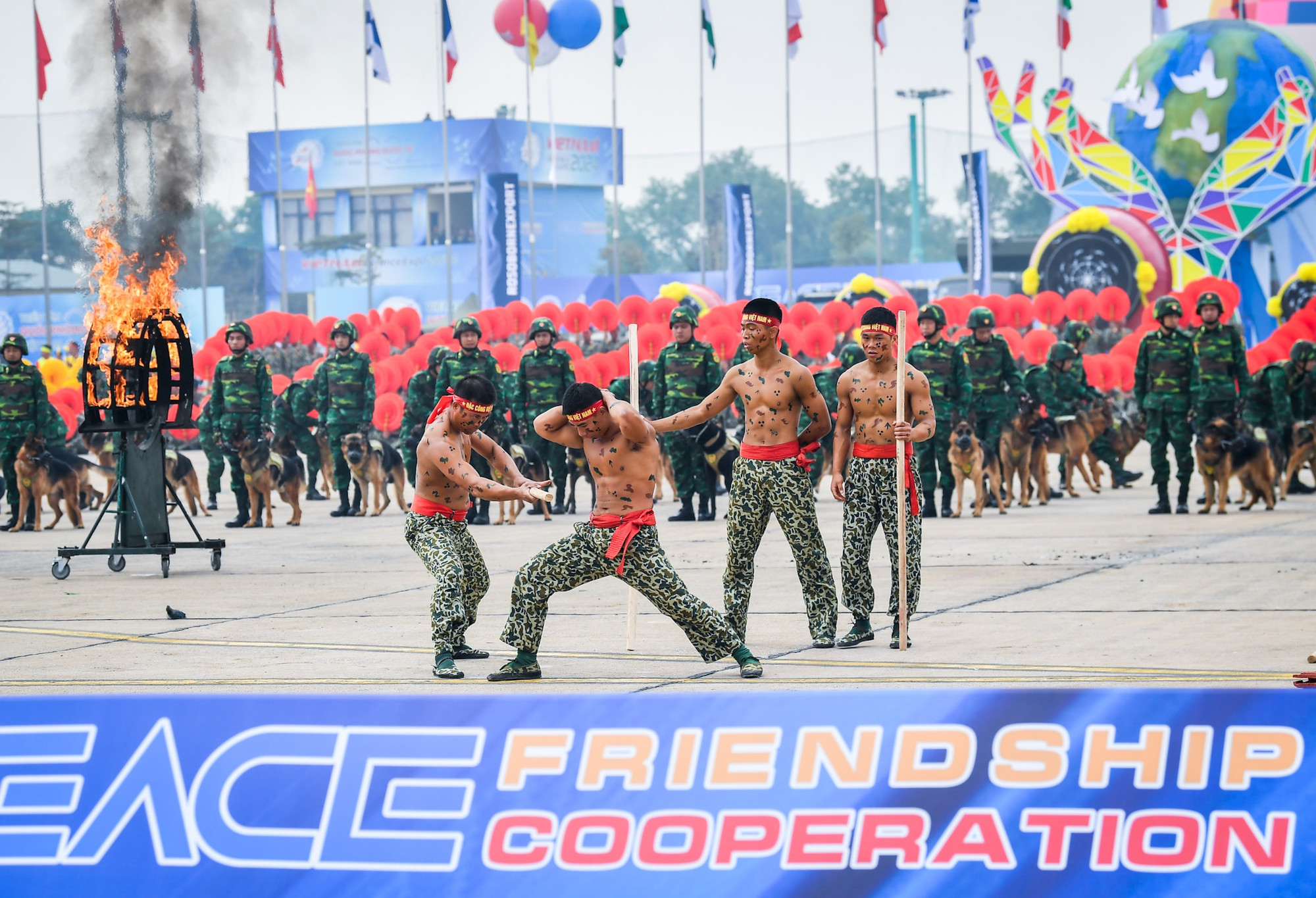 Các chiến sĩ đặc công biểu diễn võ thuật tại Lễ Tổng duyệt.