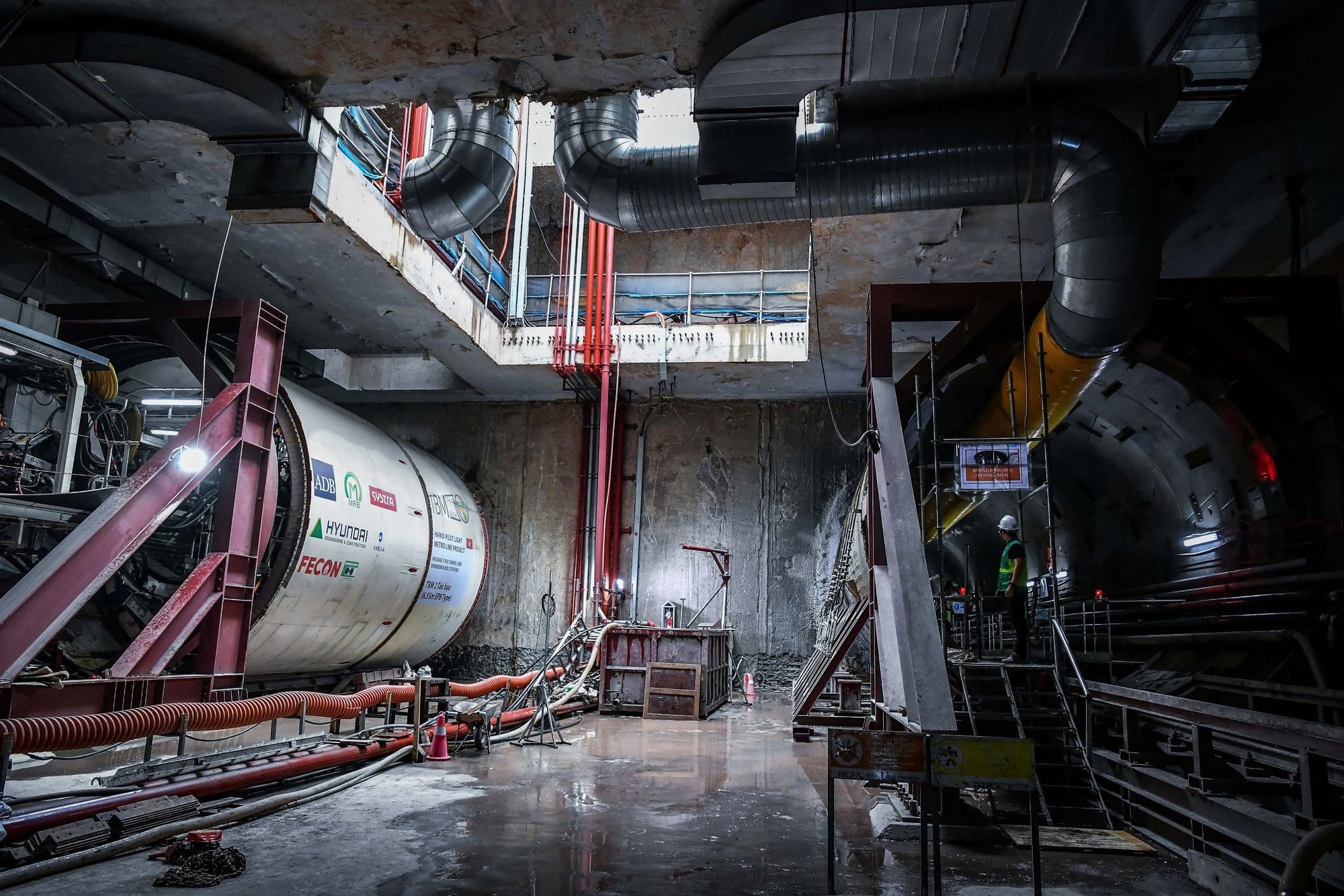 Sau 1 tháng vận hành, toàn bộ phần thân TBM1 đã hoàn toàn nằm sâu trong hầm. Đại diện đơn vị thi công thông tin, TBM1 đã đào được tới 150m hầm sau 30 ngày hoạt động.