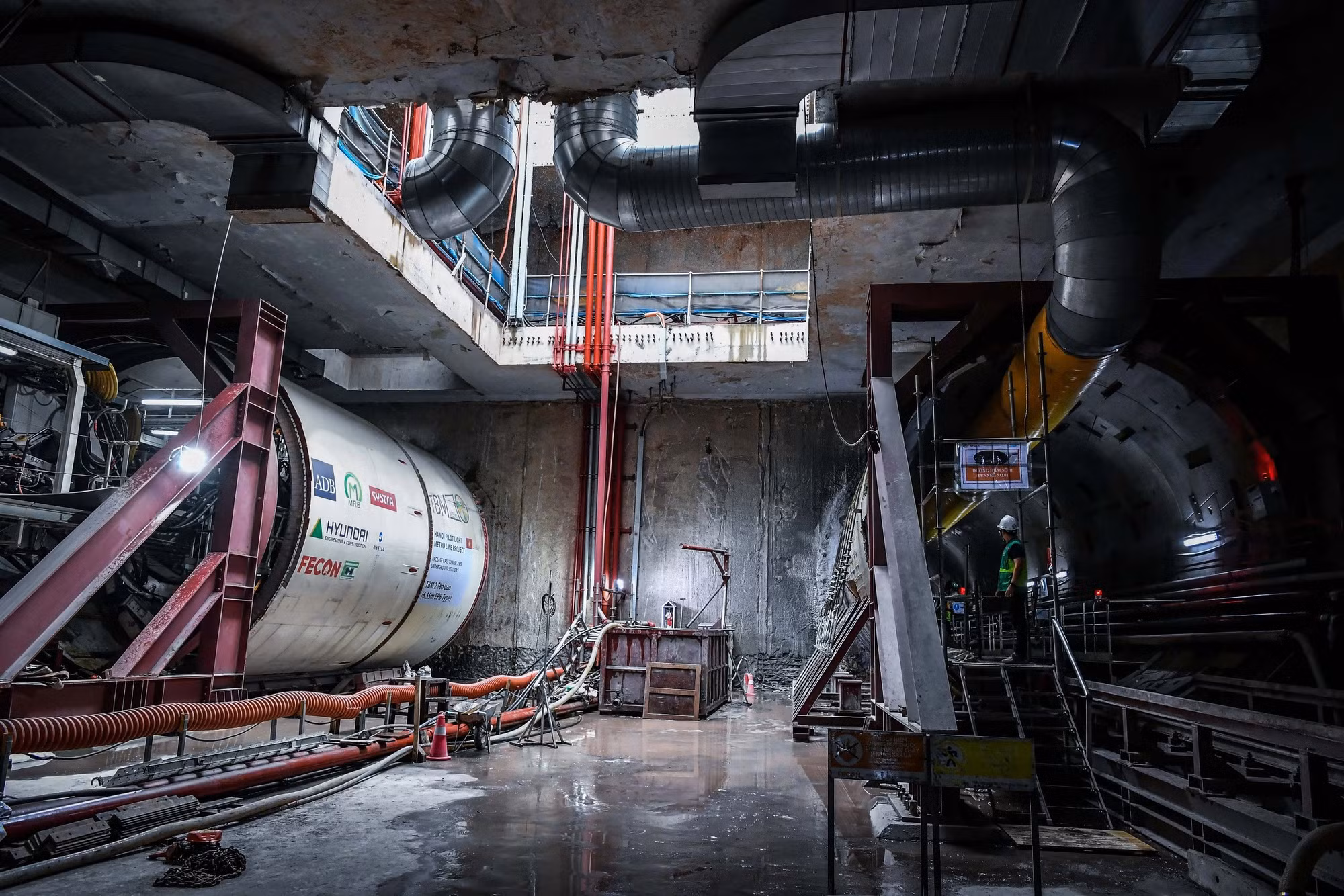 Sau 1 tháng vận hành, toàn bộ phần thân TBM1 đã hoàn toàn nằm sâu trong hầm. Đại diện đơn vị thi công thông tin, TBM1 đã đào được tới 150m hầm sau 30 ngày hoạt động.