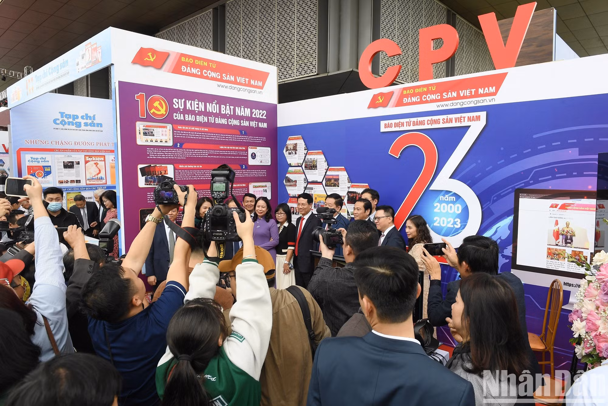 Phóng viên tác nghiệp tại Hội báo toàn quốc năm 2023.