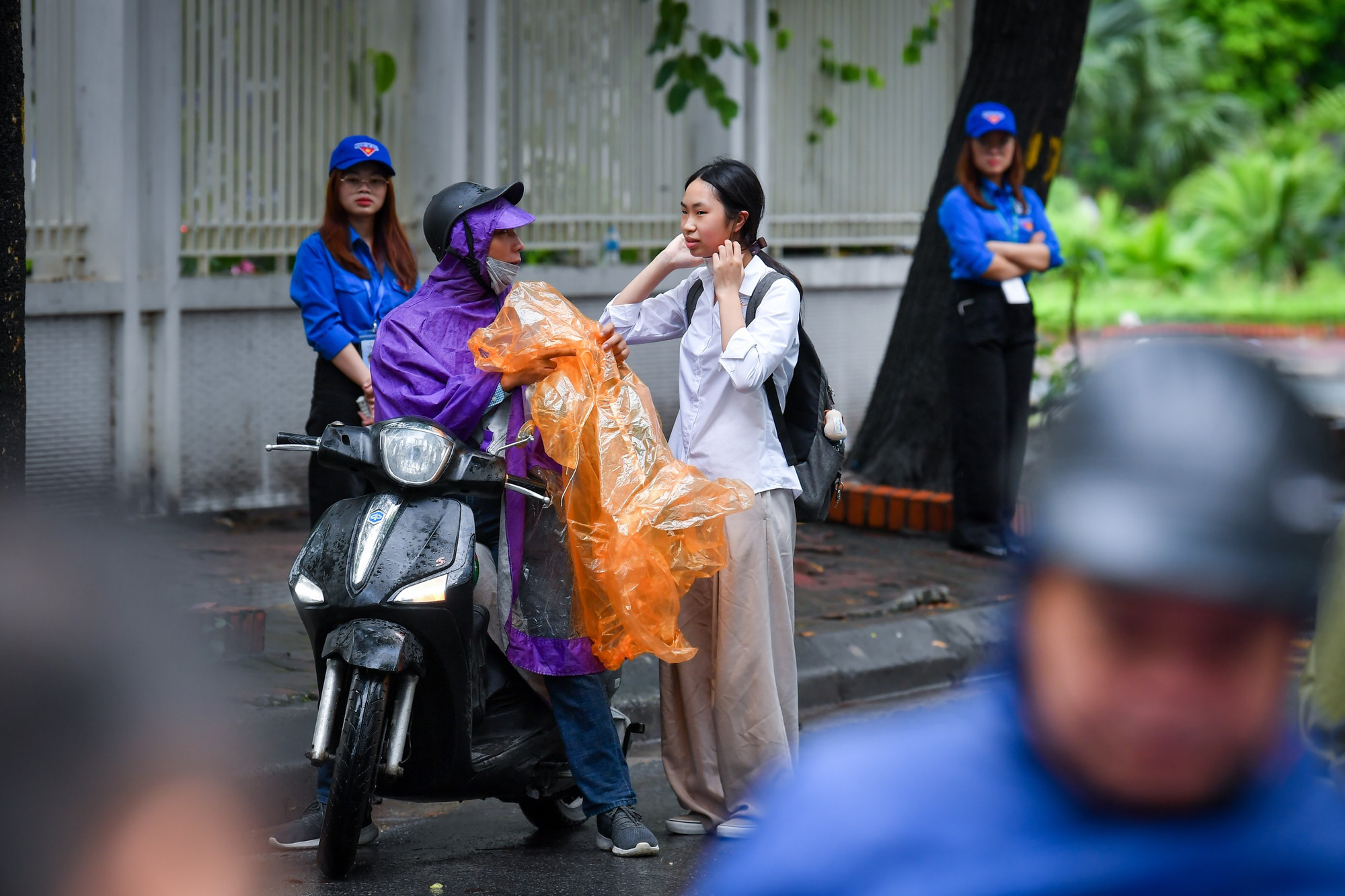 Sáng nay, 27/6, hơn 1 triệu thí sinh trên cả nước sẽ chính thức bước vào Kỳ thi tốt nghiệp trung học phổ thông năm 2024 với môn thi đầu tiên, môn Ngữ văn, theo hình thức thi tự luận, thời gian làm bài là 120 phút. Đây là cũng là bài thi tự luận duy nhất của kỳ thi.