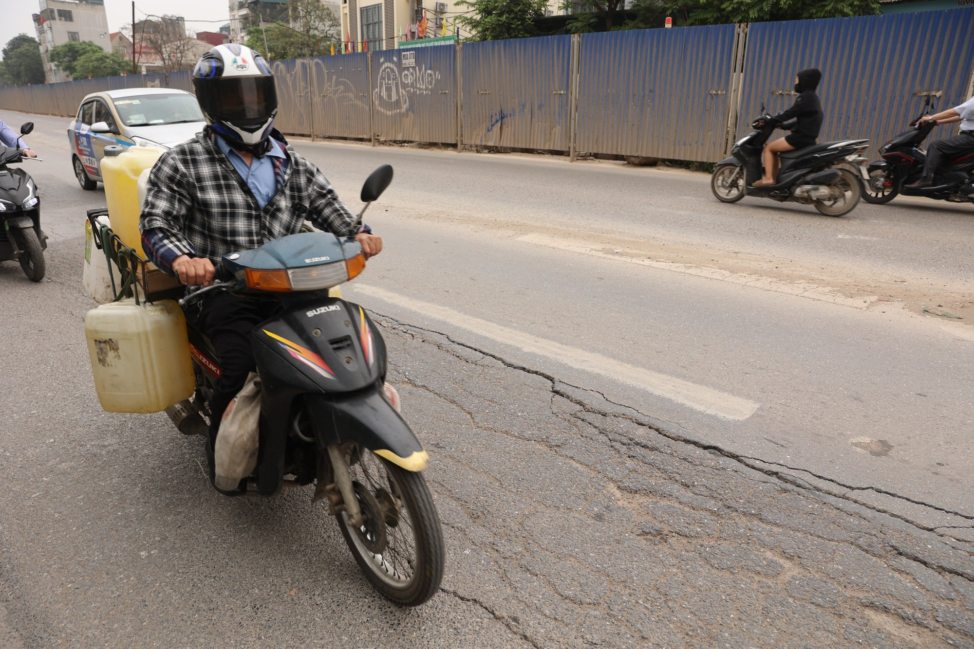 [Ảnh] Lại xuất hiện nhiều vết nứt sâu dọc mặt đê Âu Cơ ảnh 9