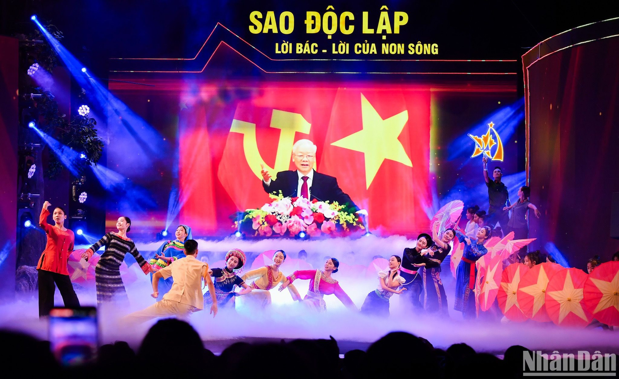 Điểm nhấn của chương trình là màn “Khai từ” với những tư liệu vô giá trích dẫn từ 236 bài viết của cố Tổng Bí Thư Nguyễn Phú Trọng in trên Tạp chí Cộng sản trải rộng khắp từ Thủ đô Hà Nội - “trái tim của cả nước” tới thành phố mang tên Bác; từ miền núi phía Bắc tới miền Trung, Tây Nguyên; từ điệp trùng dãy Trường Sơn ra tới Hoàng Sa, Trường Sa vùng biển trời của Tổ quốc. Điểm nhấn của chương trình là màn “Khai từ” với những tư liệu vô giá trích dẫn từ 236 bài viết của cố Tổng Bí Thư Nguyễn Phú Trọng in trên Tạp chí Cộng sản trải rộng khắp từ Thủ đô Hà Nội - “trái tim của cả nước” tới thành phố mang tên Bác; từ miền núi phía Bắc tới miền Trung, Tây Nguyên; từ điệp trùng dãy Trường Sơn ra tới Hoàng Sa, Trường Sa vùng biển trời của Tổ quốc.