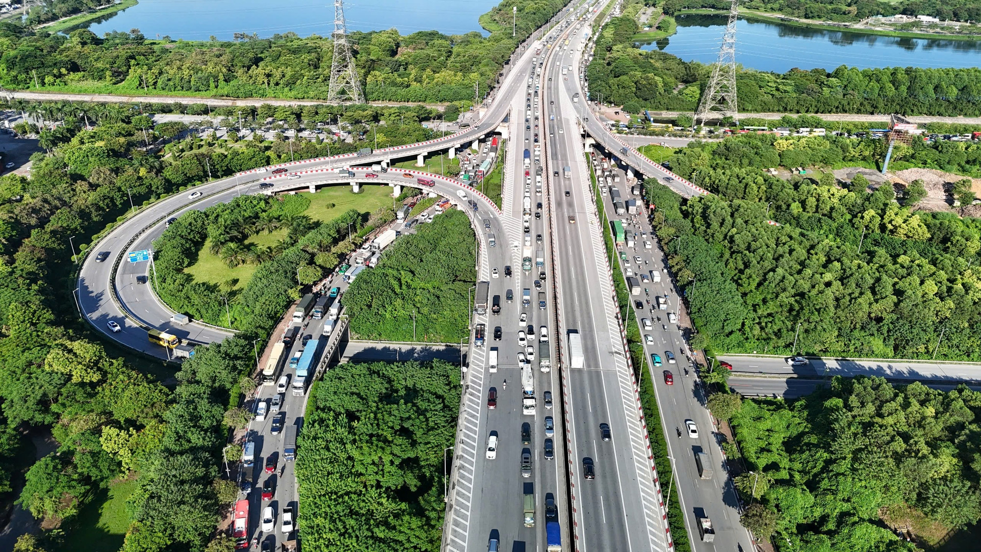 Con đường dẫn ra cửa ngõ phía nam xuất hiện nhiều dòng xe cộ. Tuy nhiên, vào thời điểm 16 giờ 45 phút, các phương tiện vẫn có thể di chuyển chậm. Con đường dẫn ra cửa ngõ phía nam xuất hiện nhiều dòng xe cộ. Tuy nhiên, vào thời điểm 16 giờ 45 phút, các phương tiện vẫn có thể di chuyển chậm.