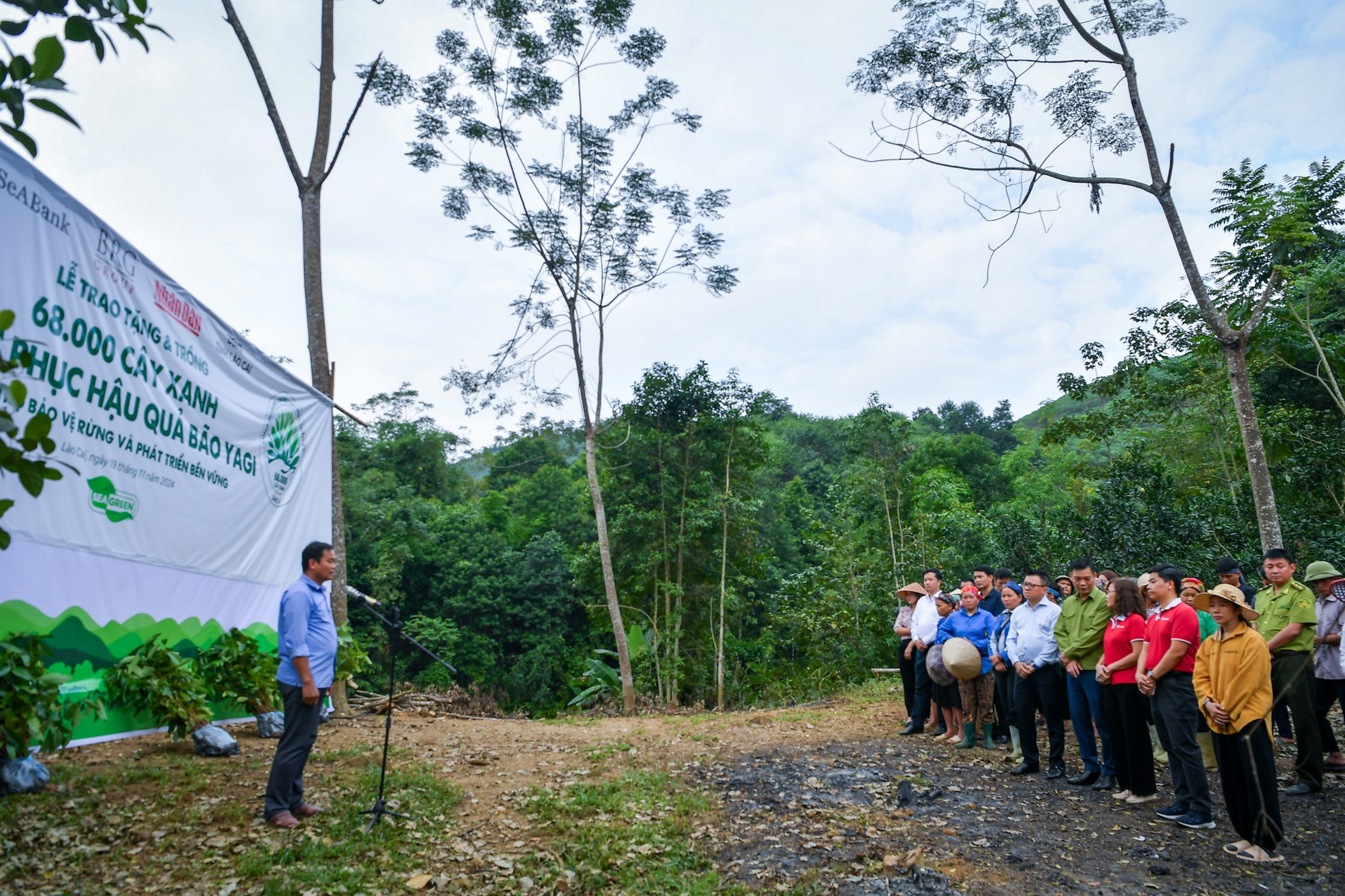 Chiều 19/11, tại thôn Làng Nủ, xã Phúc Khánh (Bảo Yên, Lào Cai) đã diễn ra lễ trao tặng và trồng 68.000 cây xanh của Báo Nhân Dân và đối tác trao tặng tỉnh Lào Cai để khắc phục hậu quả bão Yagi.
