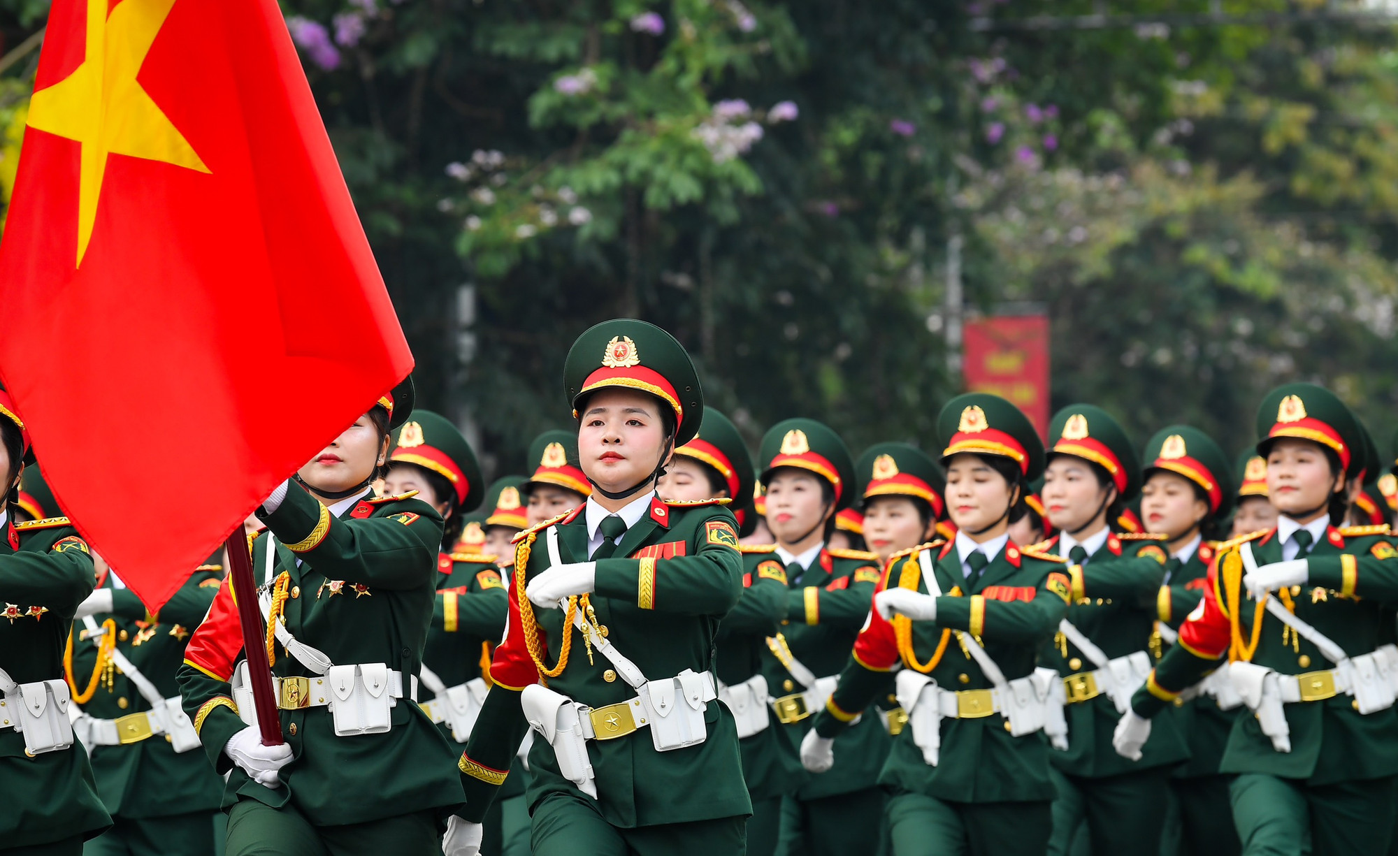 Khối nữ quân y gây ấn tượng mạnh cho người dân khi diễu hành qua các tuyến phố.