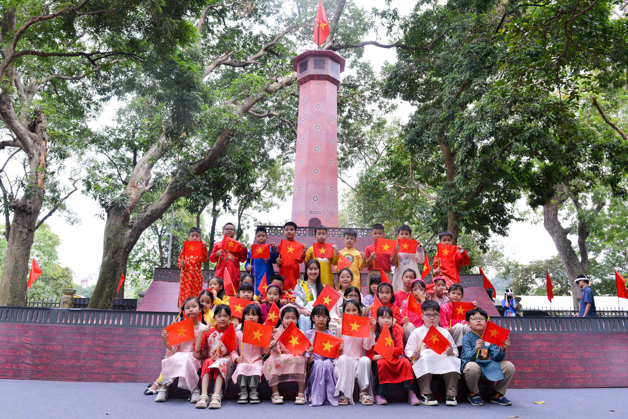 [Ảnh] Hàng nghìn người tham quan Triển lãm tương tác Cột cờ Hà Nội ảnh 2