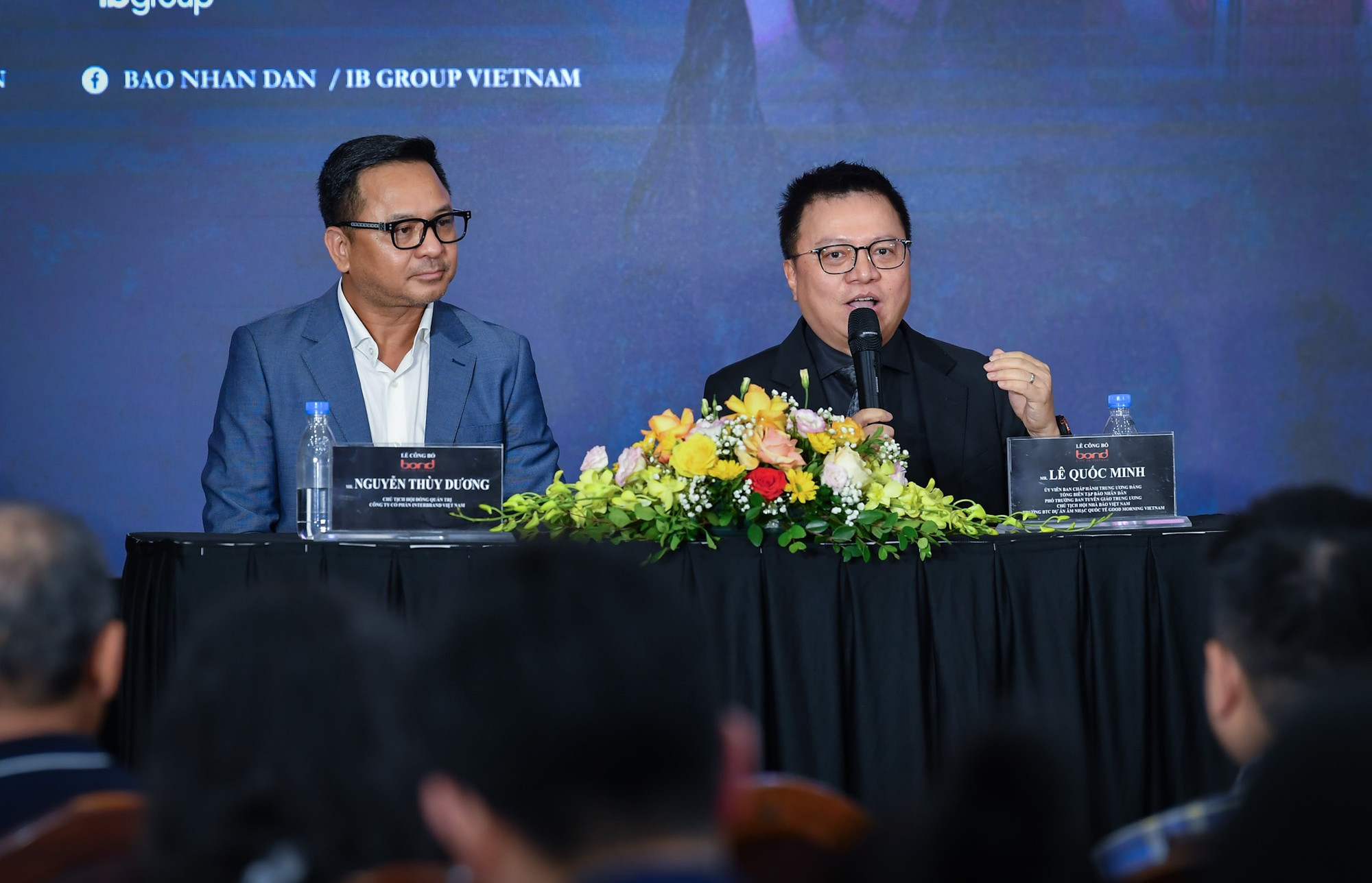 Tổng Biên tập Báo Nhân Dân Lê Quốc Minh trả lời câu hỏi của báo chí tại lễ công bố sự kiện.