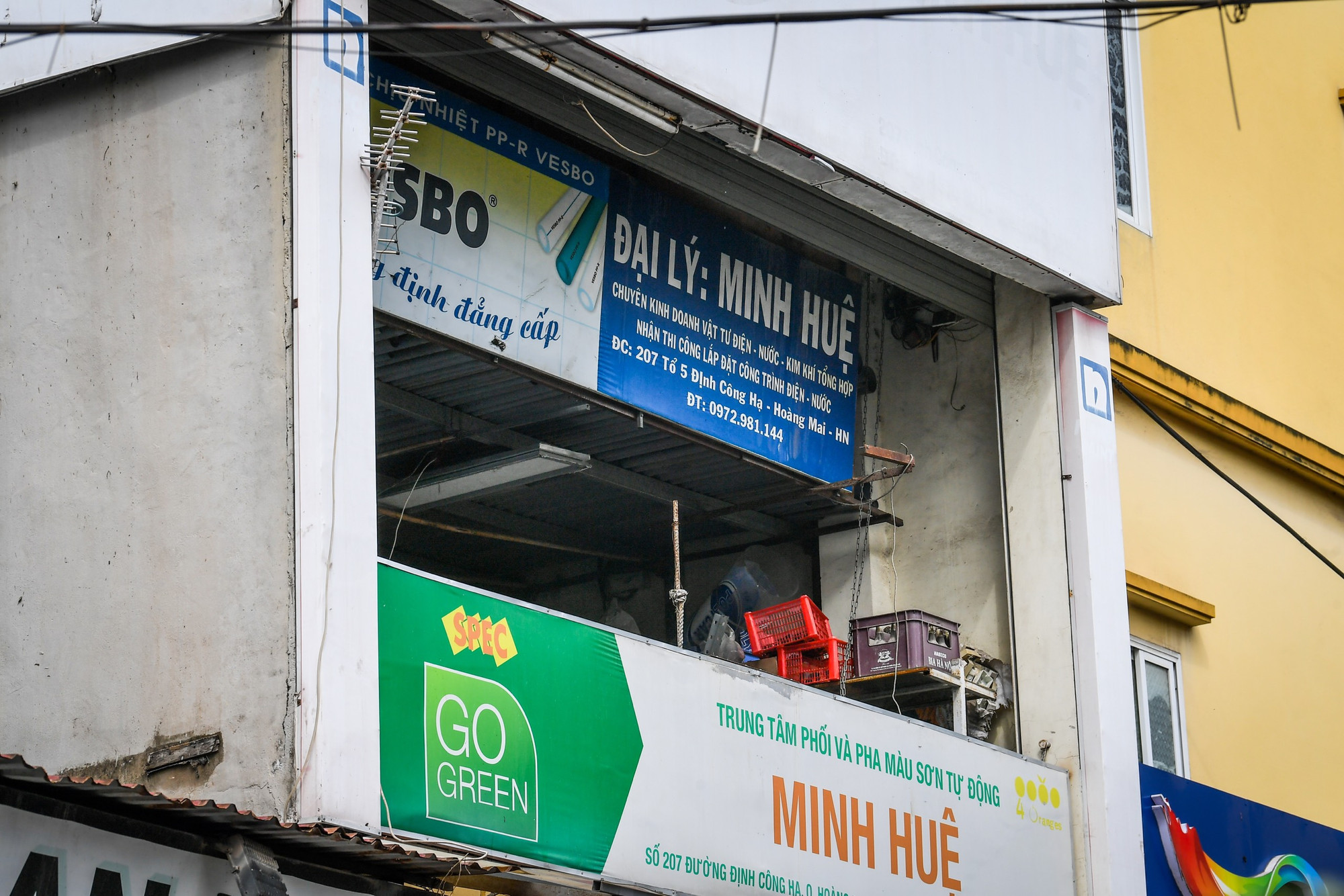 Phía trong nhà để rất nhiều hàng hóa, đồ đạc. Phía trong nhà để rất nhiều hàng hóa, đồ đạc.