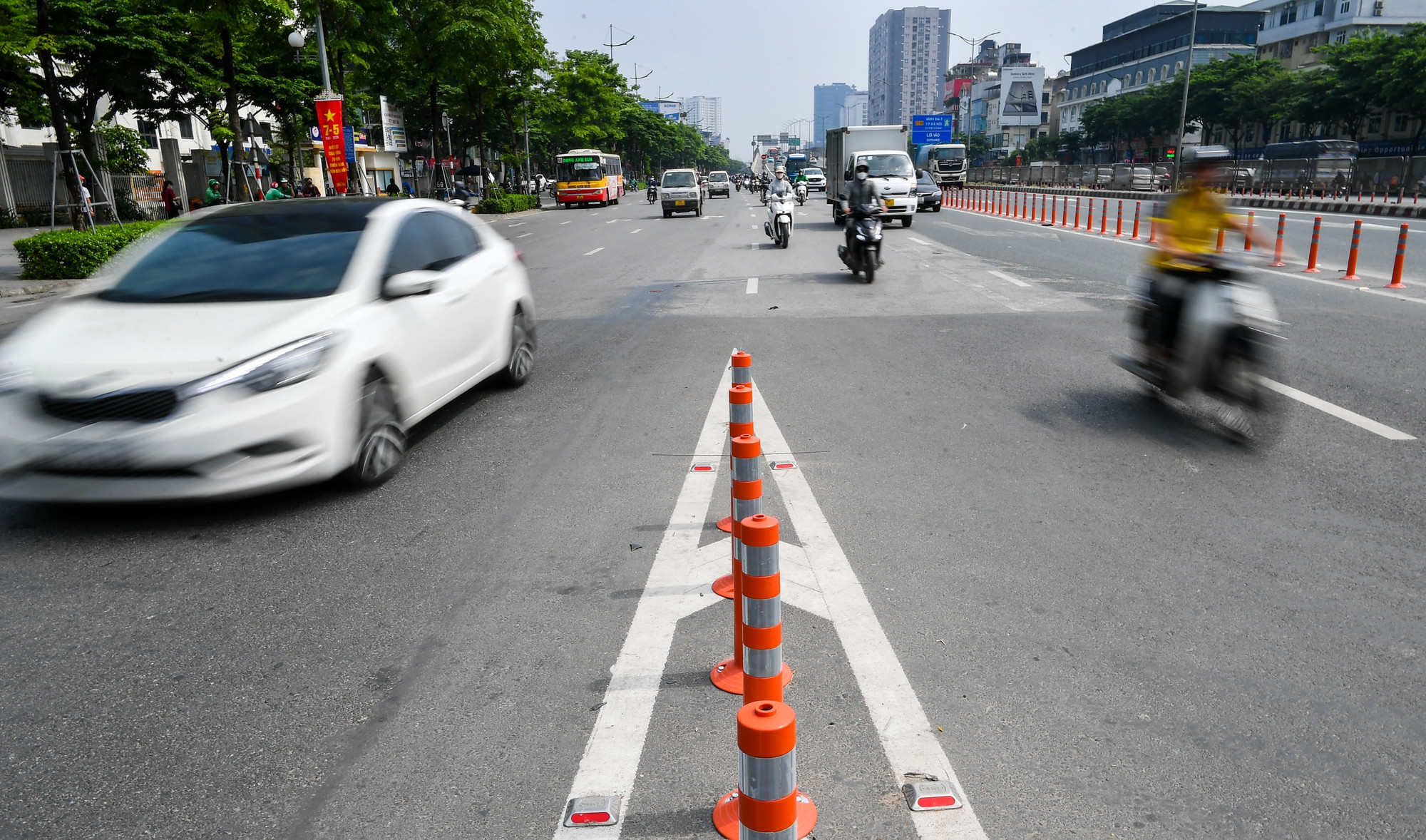 Dải phân cách phân chia 2 làn đường tại cầu vượt Mai Dịch.